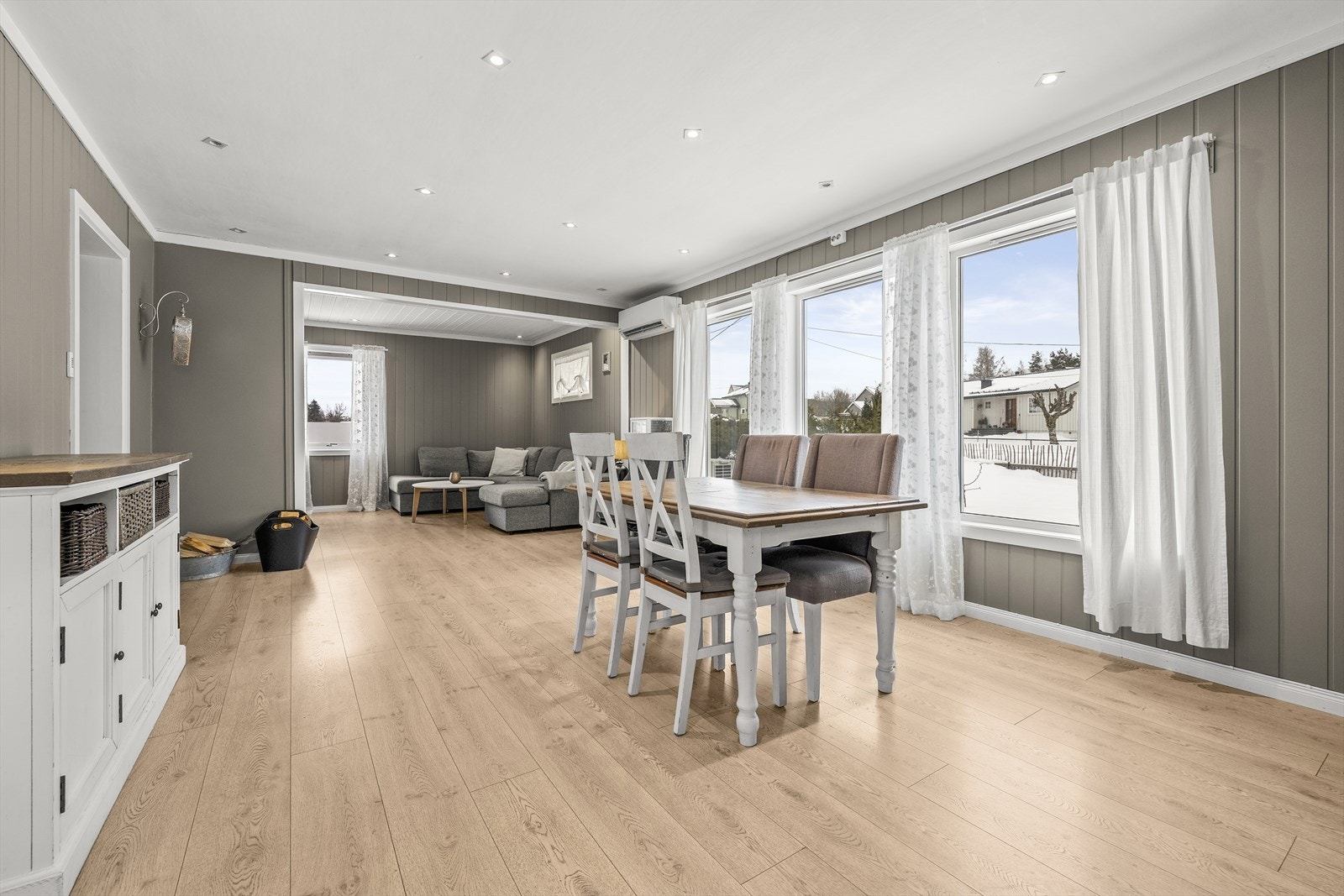 Stuen ligger i boligens første etasje og danner et lyst, innbydende og luftig allrom for hele familien. Galleribilde