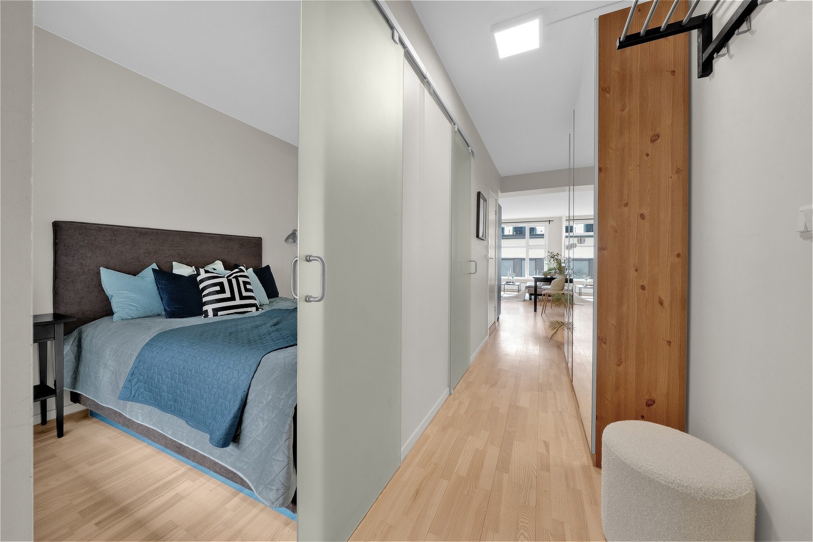 Soverom med adkomst fra to skyvedører Galleribilde