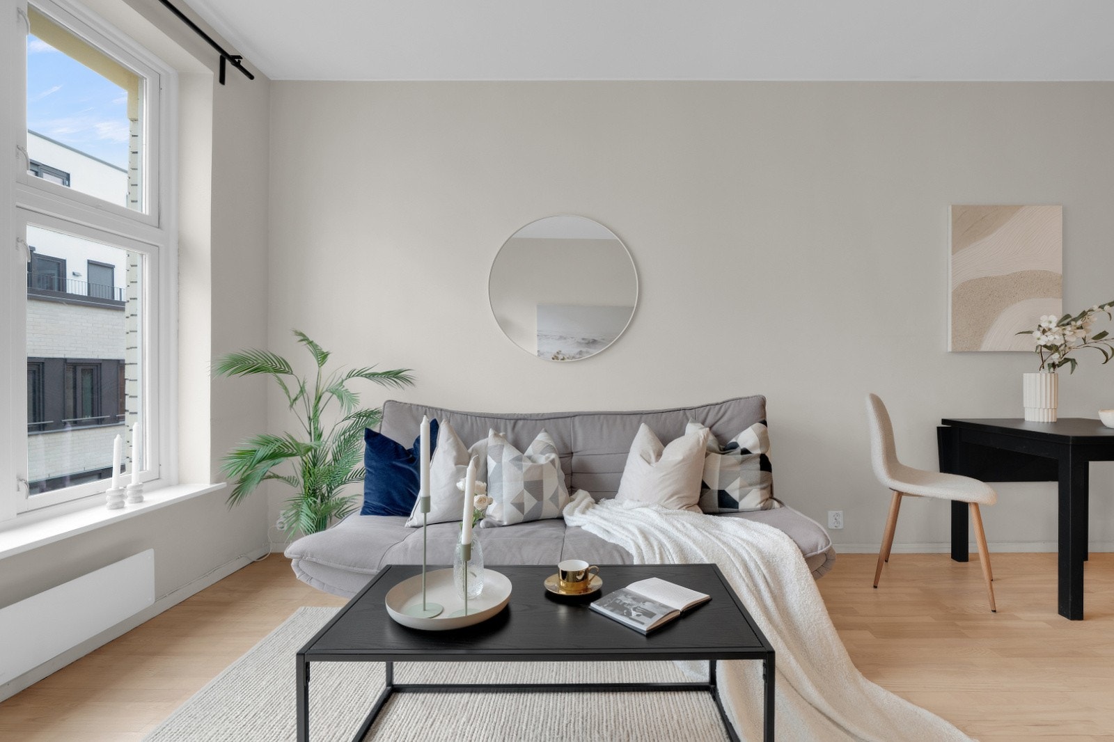 Gulv med laminat, vegger med glatt malt utførelse og himling med glatt malt utførelse. Takhøyden målt i stuen er 2,59 m Galleribilde