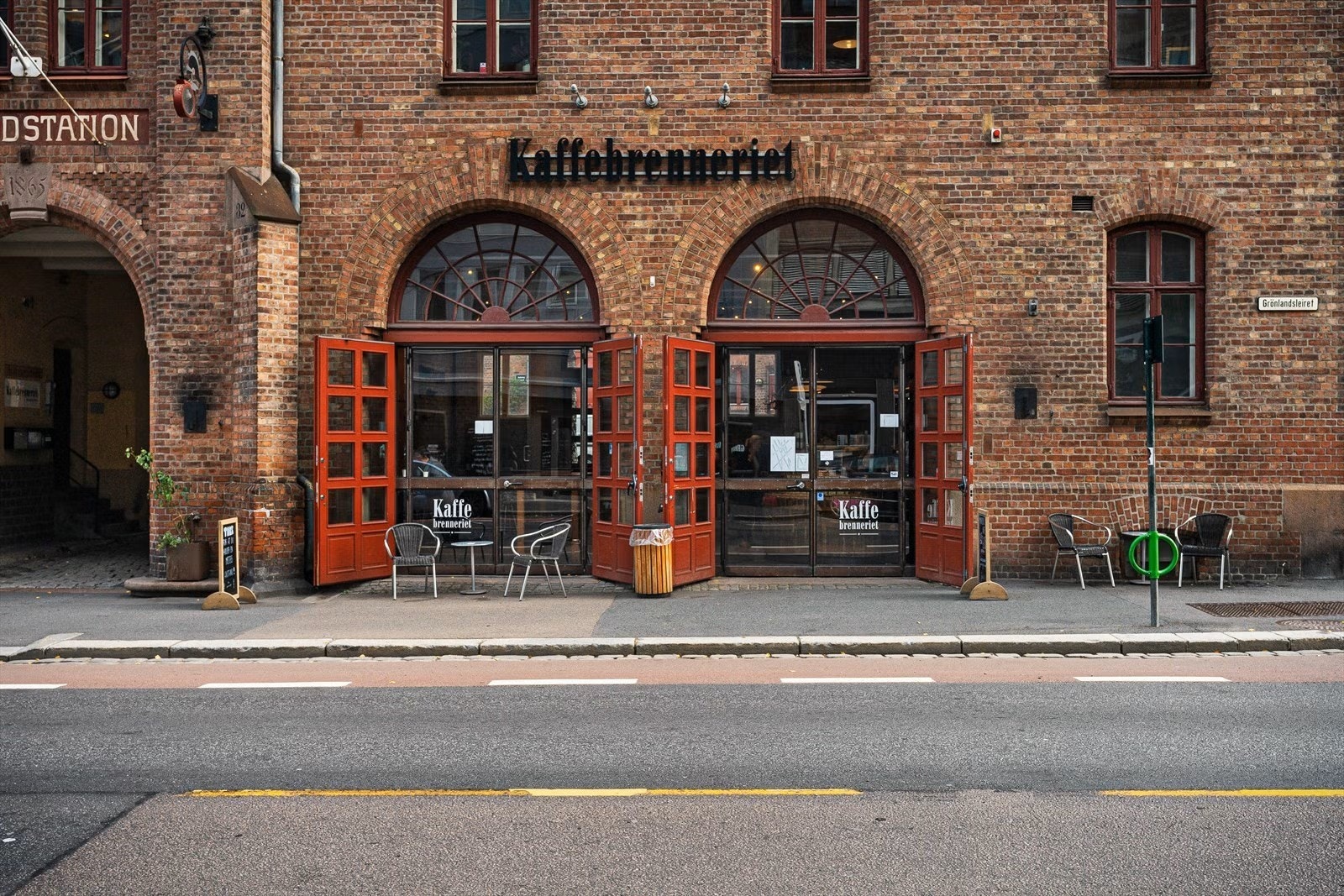 Kaffebrenneriet som nærmeste nabo for en deilig kopp kaffe Galleribilde
