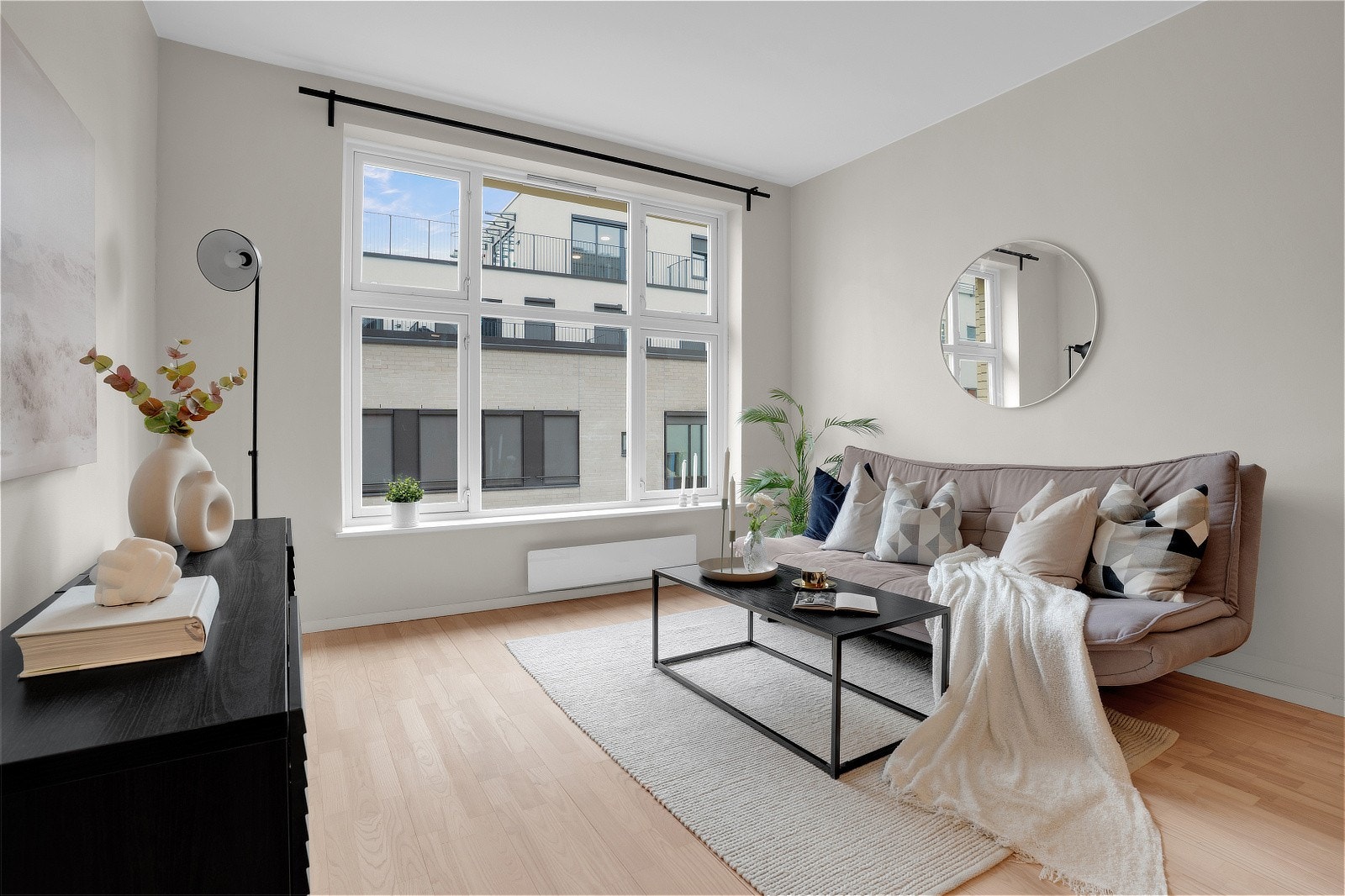 Stuen byr på gode møbleringsmuligheter med plass til sofagruppe, TV-møblement og spisebord Galleribilde