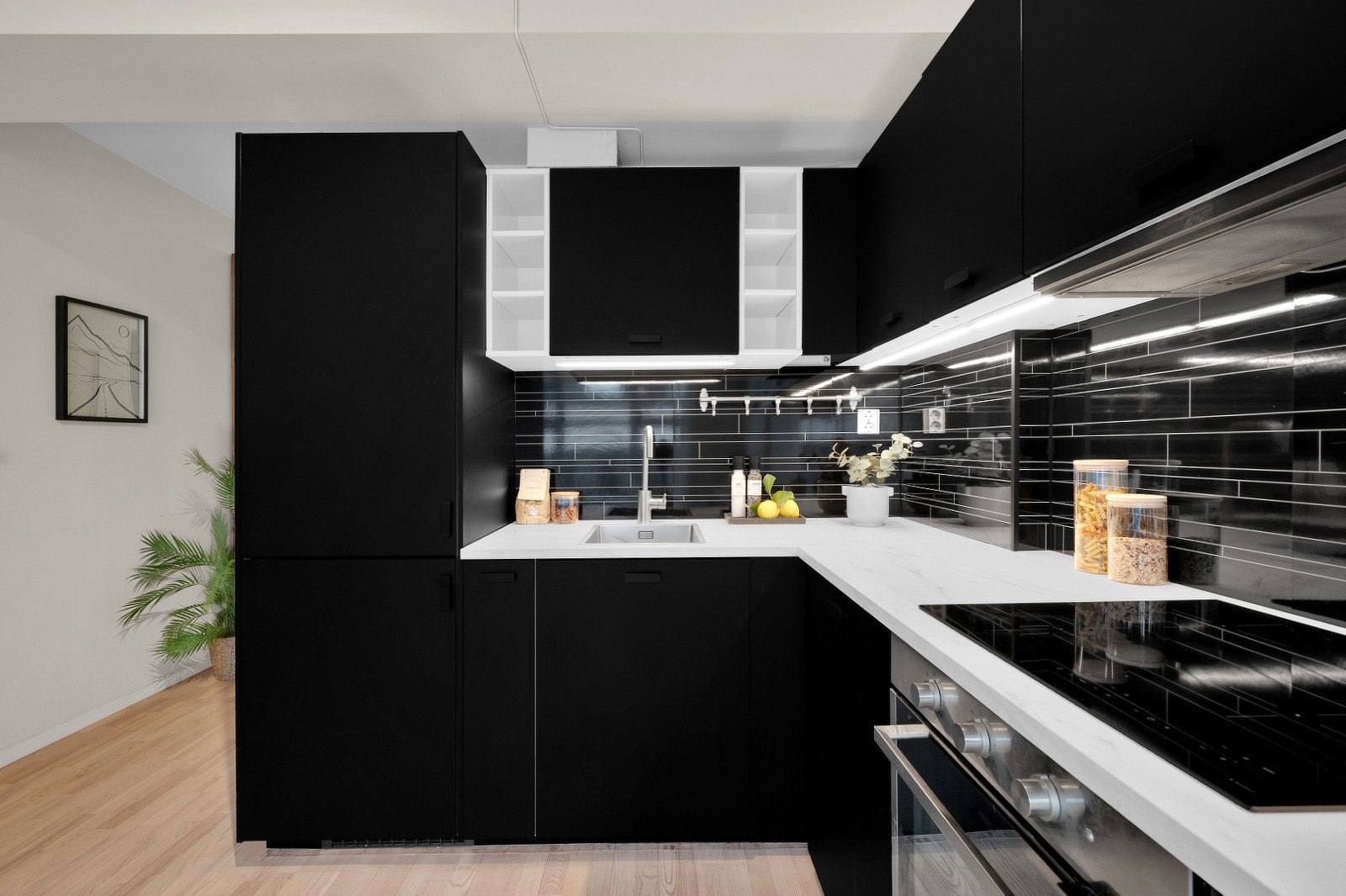 Kjøkkenet er godt utstyrt med platetopp, stekeovn, kombinasjon kjøl/frys, oppvaskmaskin, nedfelt kum og ettgreps blandebatteri Galleribilde