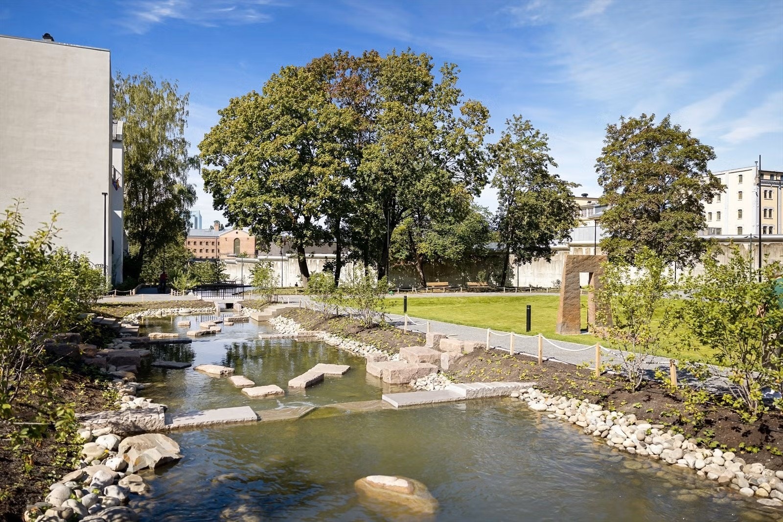 Klosterenga park med et unikt kunstnerisk bekkeløp og kunstelementer perfekt for store og små Galleribilde