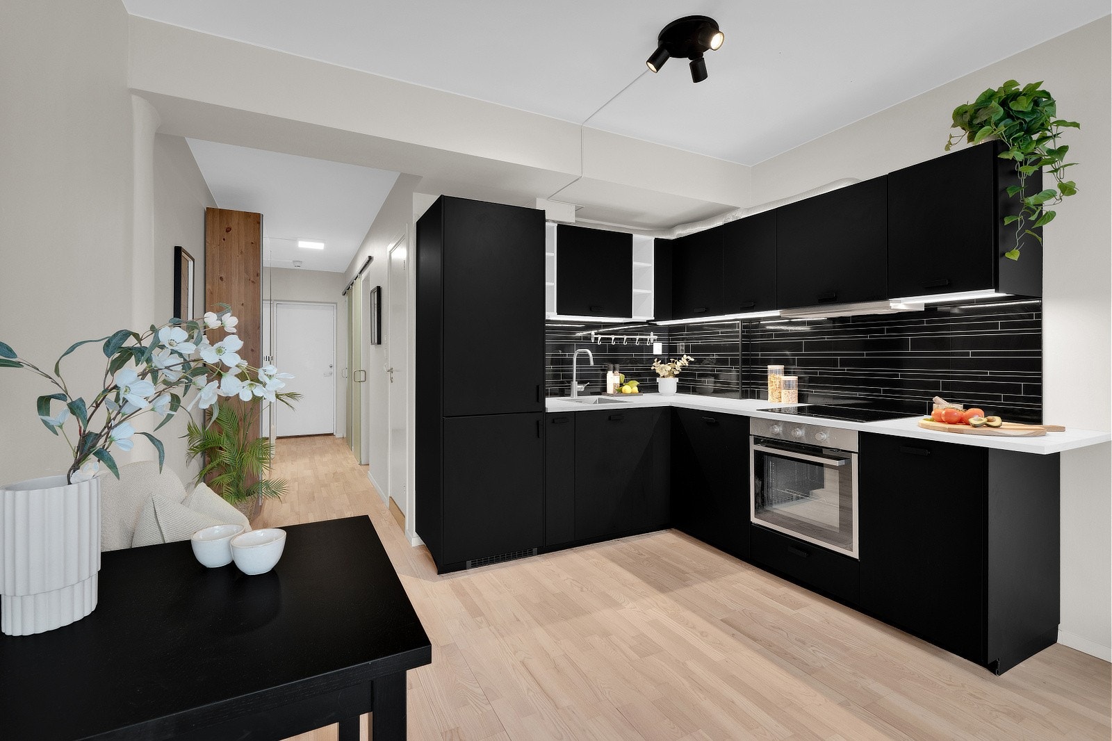 Kjøkkenet ligger i en åpen og sosial løsning mot stue, og fremstår som funksjonelt og tidsriktig Galleribilde