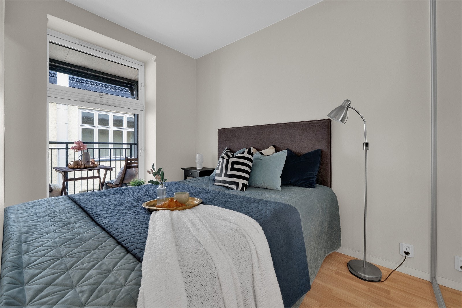 Smalgangen utenfor fungerer for de fleste i borettslaget som balkonger med fint utemøblement, planter og blomster Galleribilde