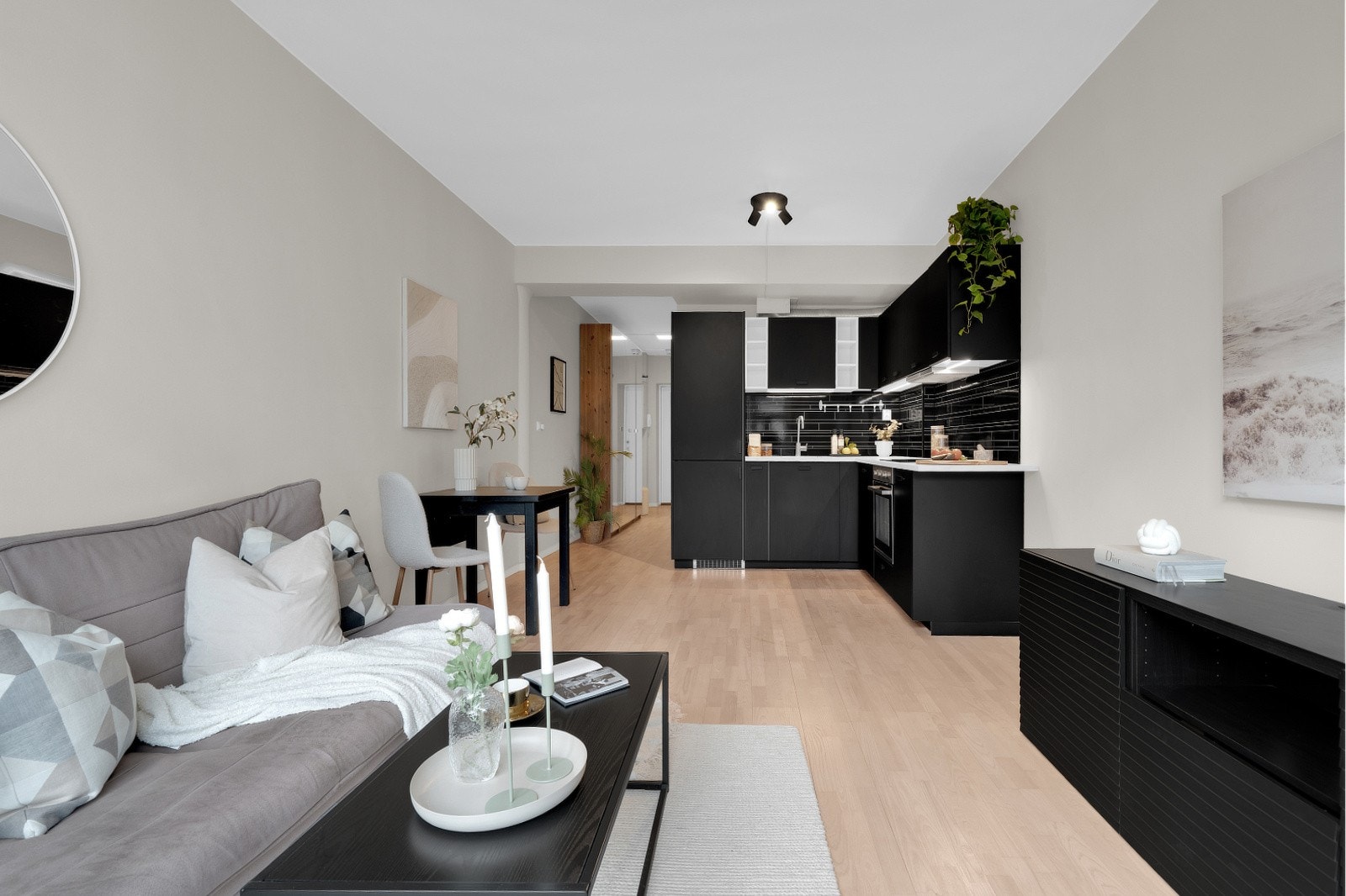 Løsningen er åpen og sosial mot kjøkken, og legger godt til rette for både hverdagsliv og sosiale sammenkomster Galleribilde