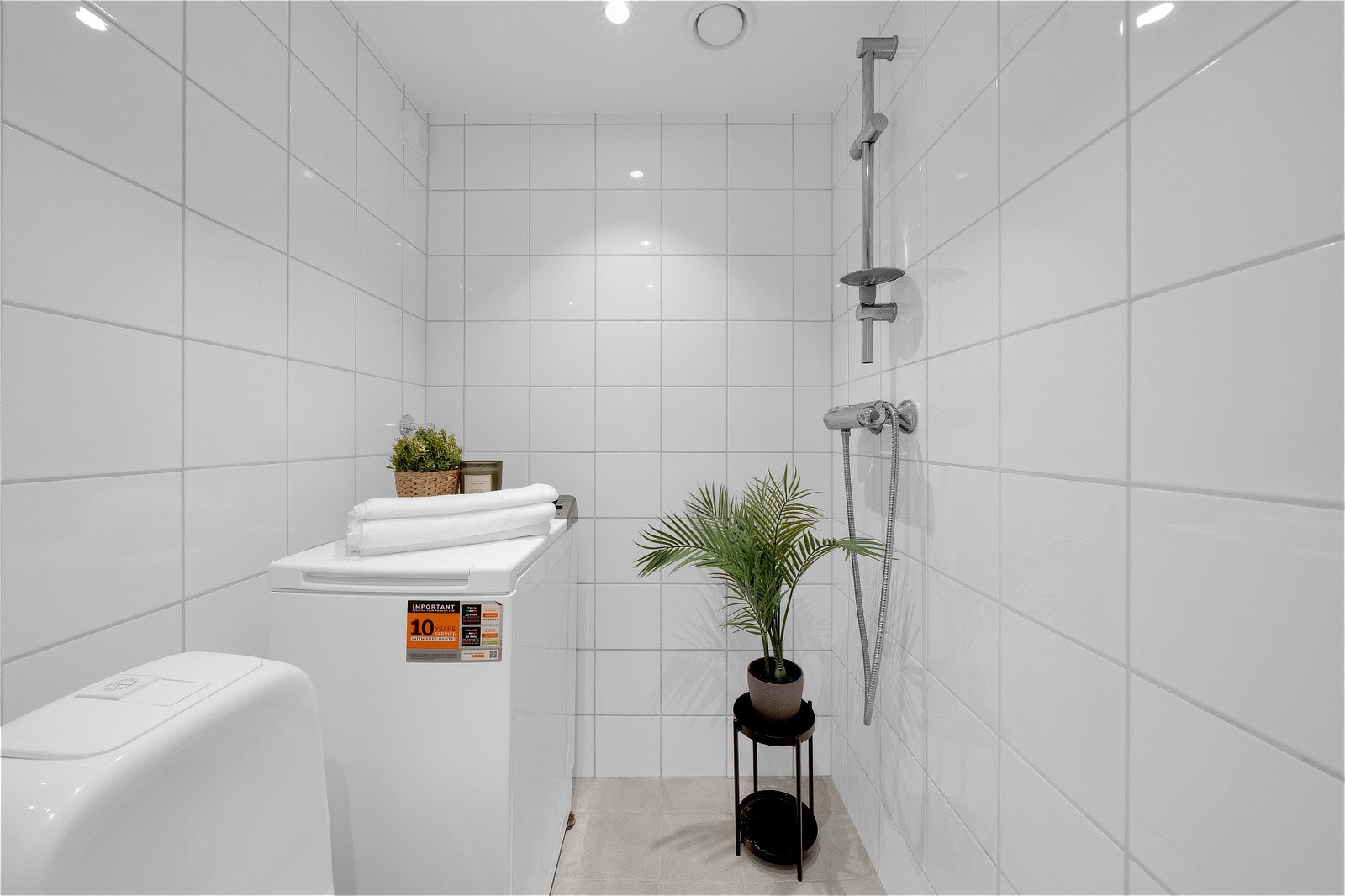 Rommet er utstyrt med gulvstående toalett, servantinnredning med servant og ettgreps blandebatteri, samt dusjløsning med blandebatteri/dusjarmatur Galleribilde