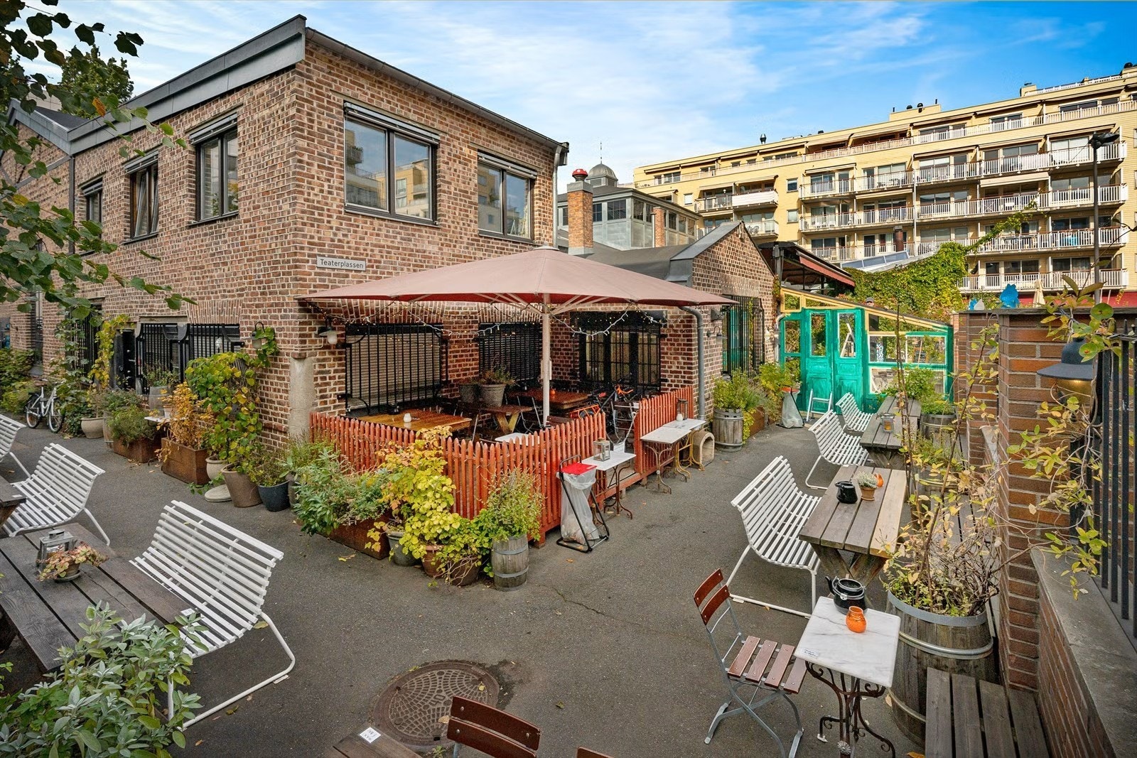 Teaterplassen i nærområdet byr på flere restauranter med blant annet pizza, tyrkisk, sushi og annet Galleribilde