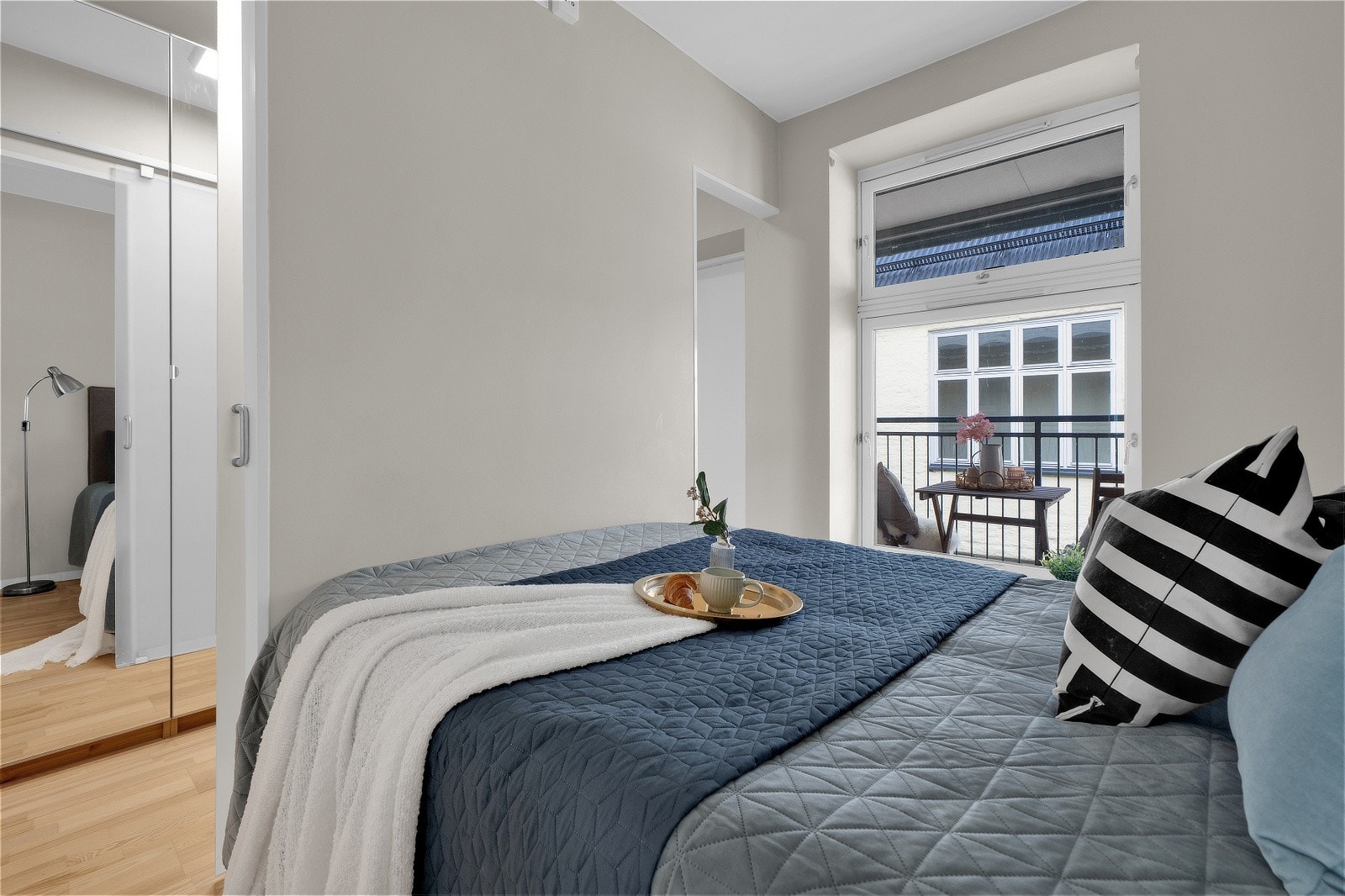 Her har du god plass til å møblere med dobbeltseng med tilhørende nattbord Galleribilde