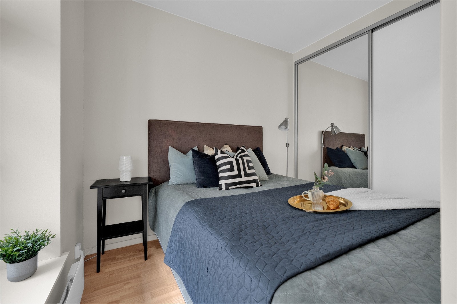 Stor skyvedørsgarderobe som gir god oppbevaringsplass for alle klesartikler Galleribilde