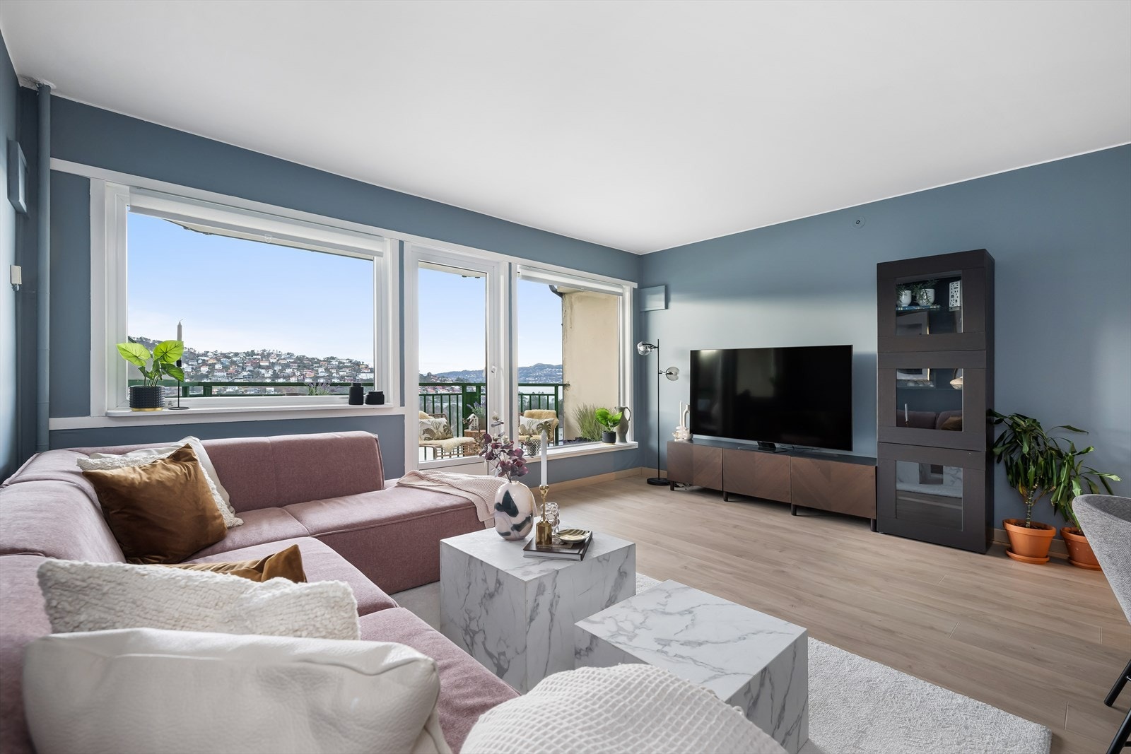 Fra stuen er det utgang til en solrik altan på 9 kvm. Galleribilde