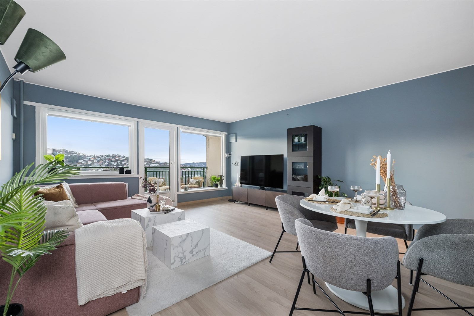 Lys og luftig stue med god plass til både sofagruppe og spisebord. Galleribilde