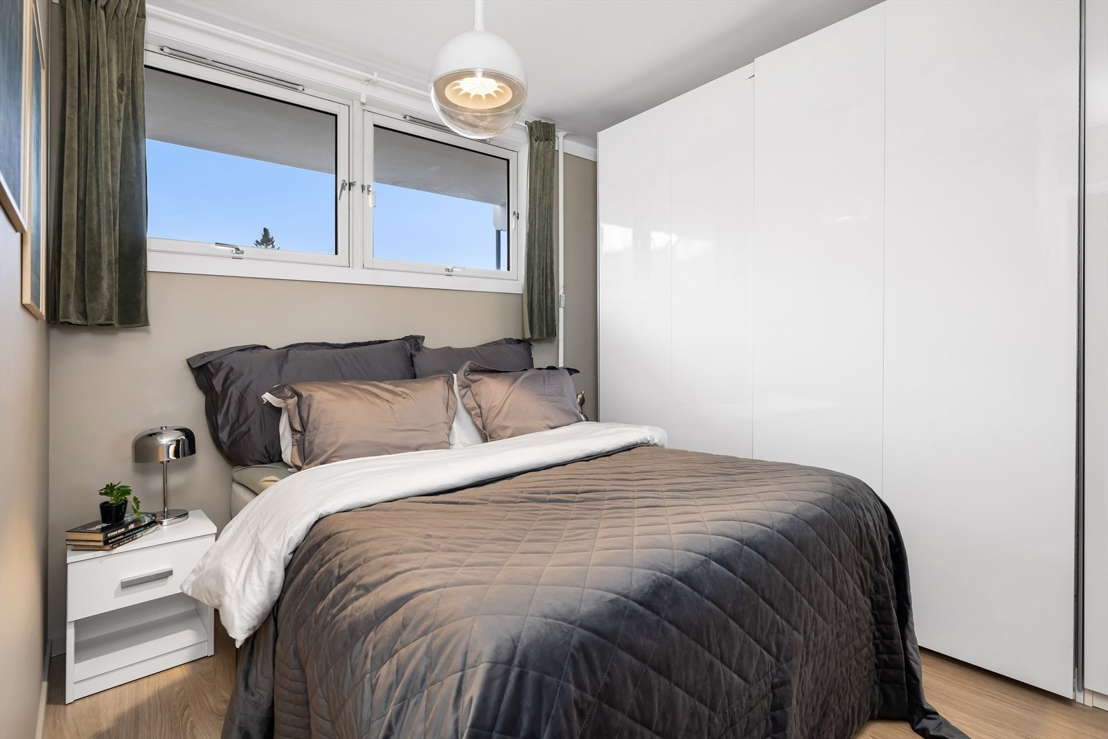 Garderobeskap tilbyr god lagringsplass. Galleribilde