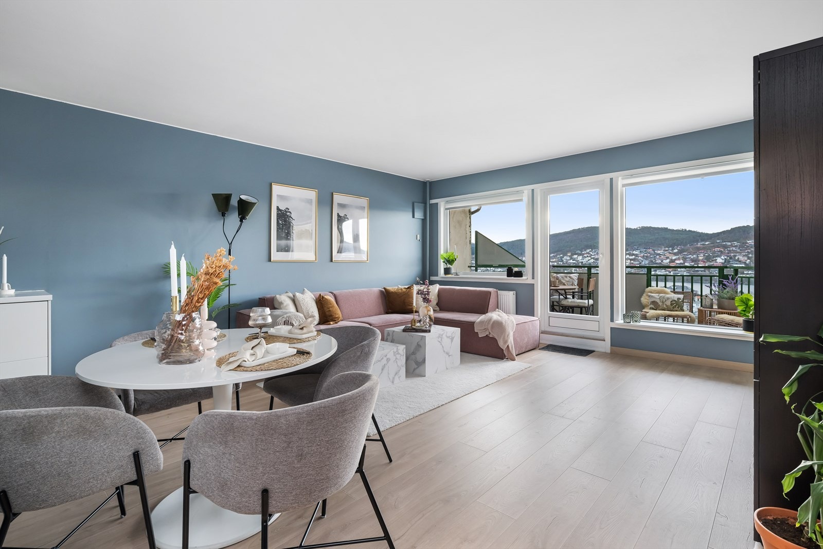 De nye gulvene fra 2024 og de malte veggene skaper et moderne uttrykk. Galleribilde