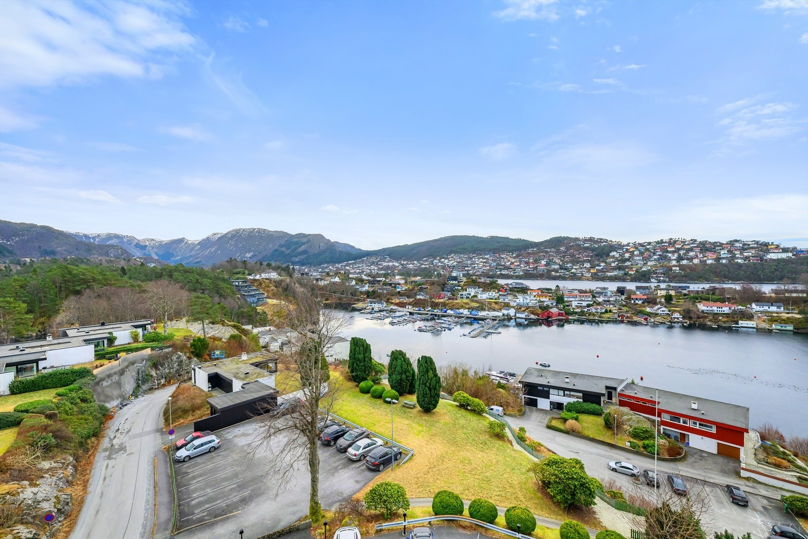 Felles parkeringsplass utendørs. Eier og gjester må benytte parkeringsoblat. Galleribilde