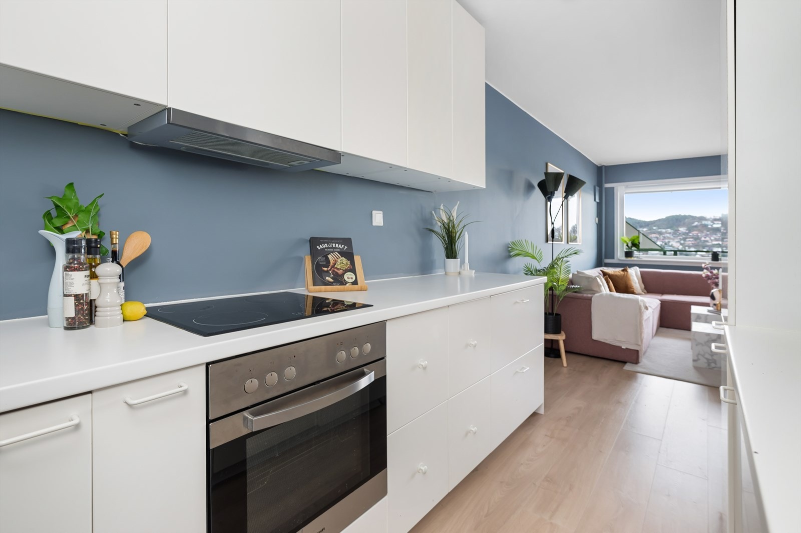 Kjøkkenet er tidløst og stilrent med hvite, glatte fronter fra IKEA og en praktisk laminat benkeplate. Galleribilde