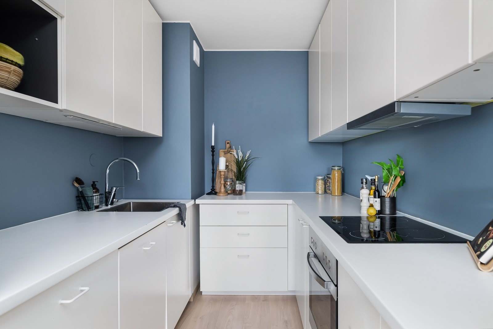 Her finner du alle nødvendige hvitevarer integrert - kjøl-/fryseskap, oppvaskmaskin, platetopp og stekeovn. Galleribilde