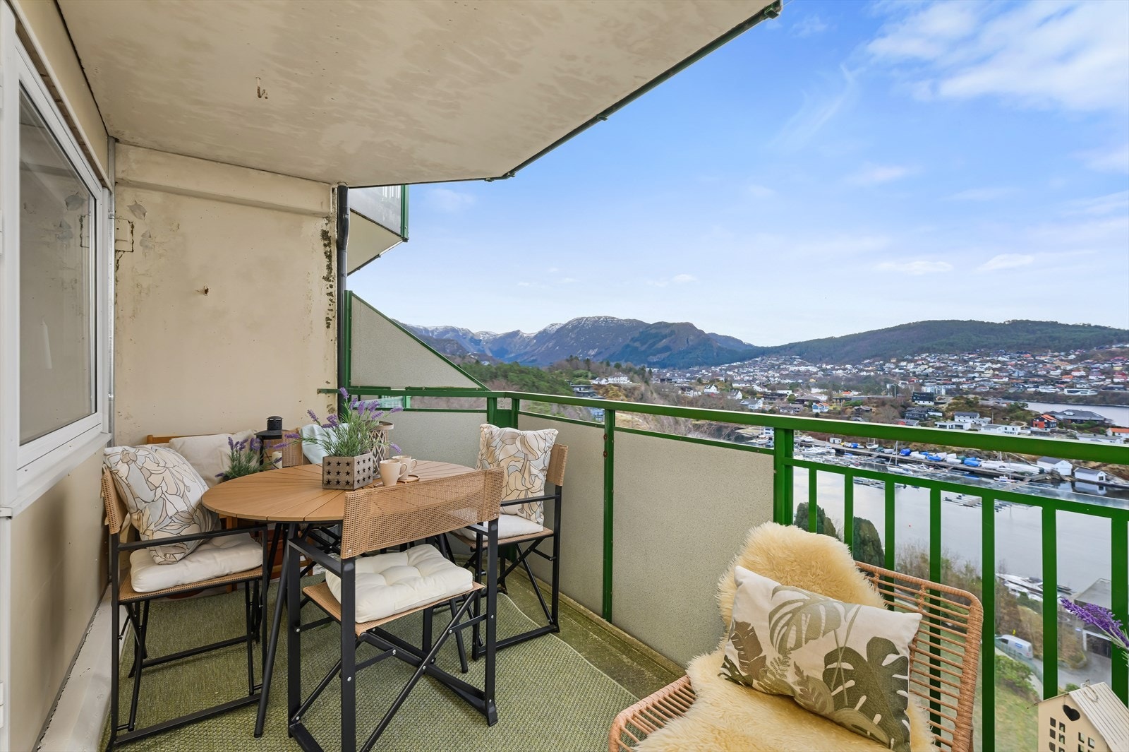 Utsikt over Åstveitvågen, Våganeset og Eidsvåg Galleribilde