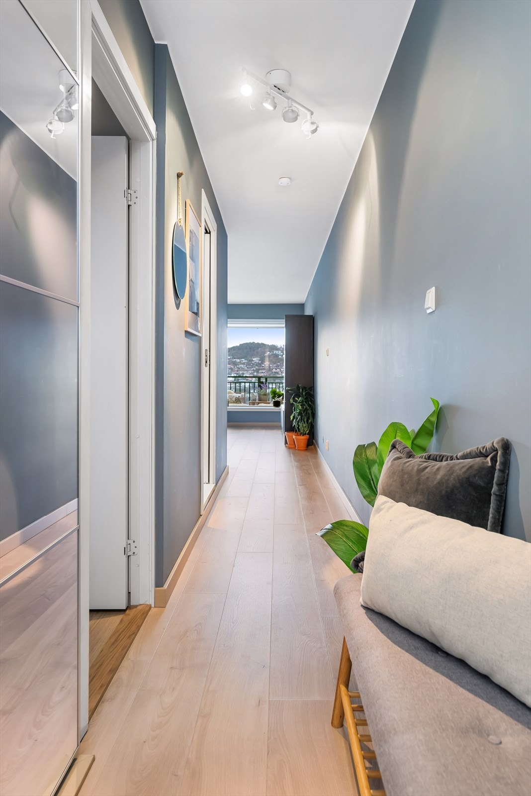 En innbydende entré med ny, flott 1-stavs laminat fra 2024 og malte slette veggflater. Galleribilde