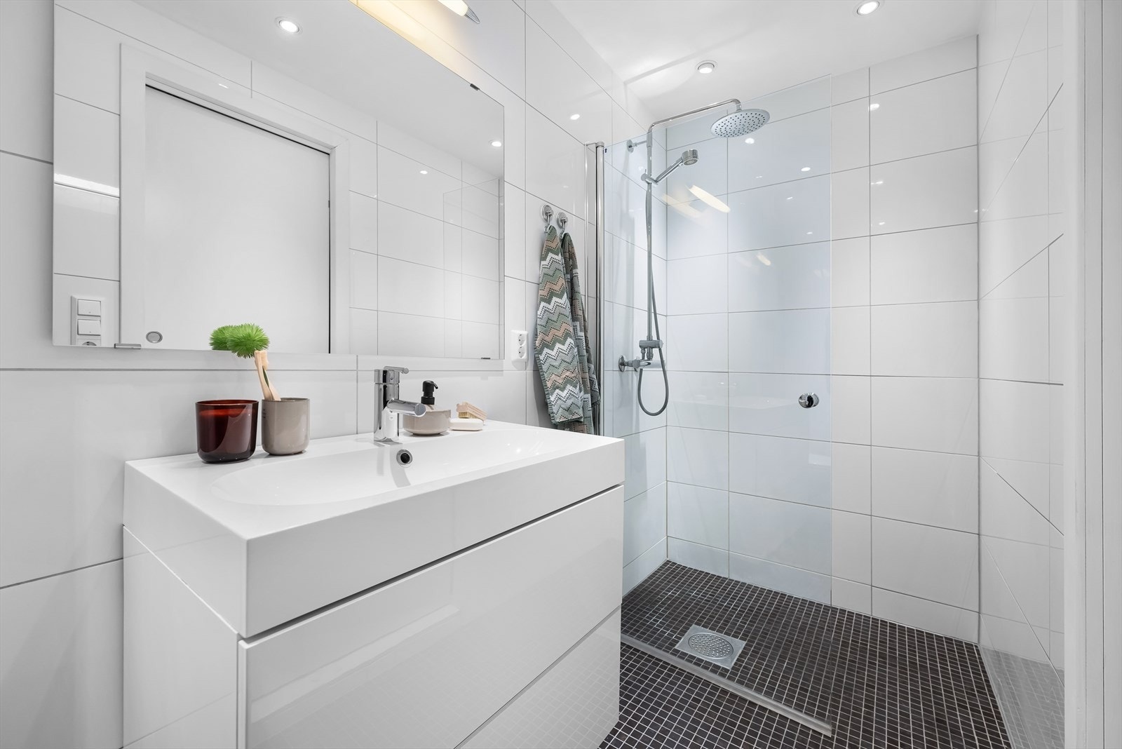 Utstyrt med rør-i-rør system, vegghengt toalett, dusjvegg i glass og stilfulle baderomsmøbler. Galleribilde