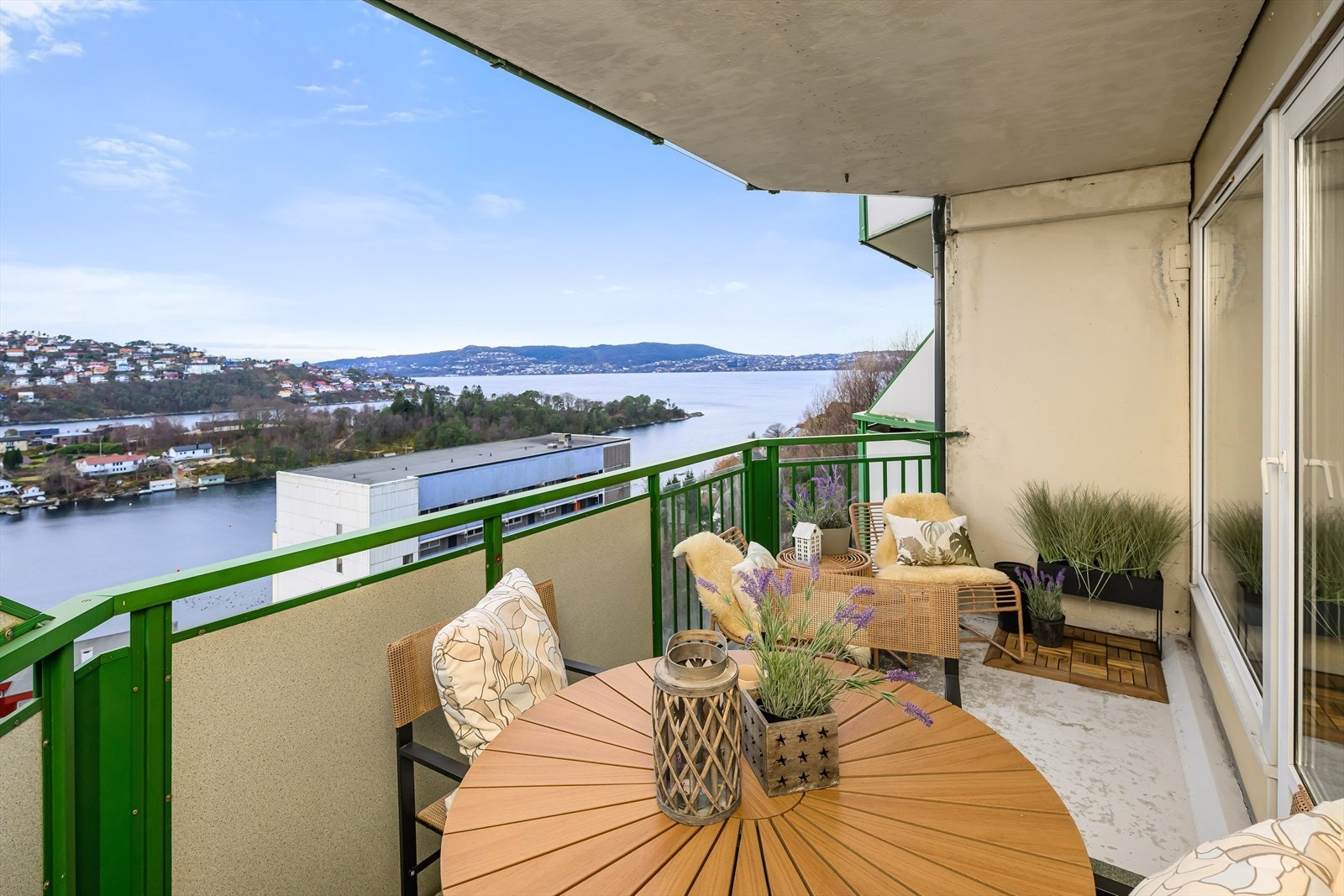 Leiligheten ligger mot sør/vest, noe som gir god utsikt fritt over Åstveitbukten mot Eidsvågneset, Byfjorden, Askøy og utover. Galleribilde