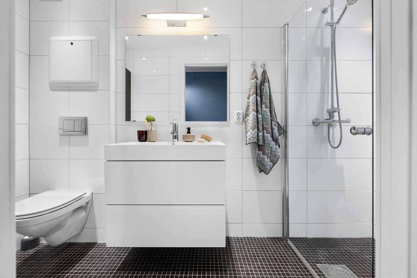 Baderommet er moderne med fliser på gulv og vegger, oppusset med god kvalitet fra 2014 Galleribilde