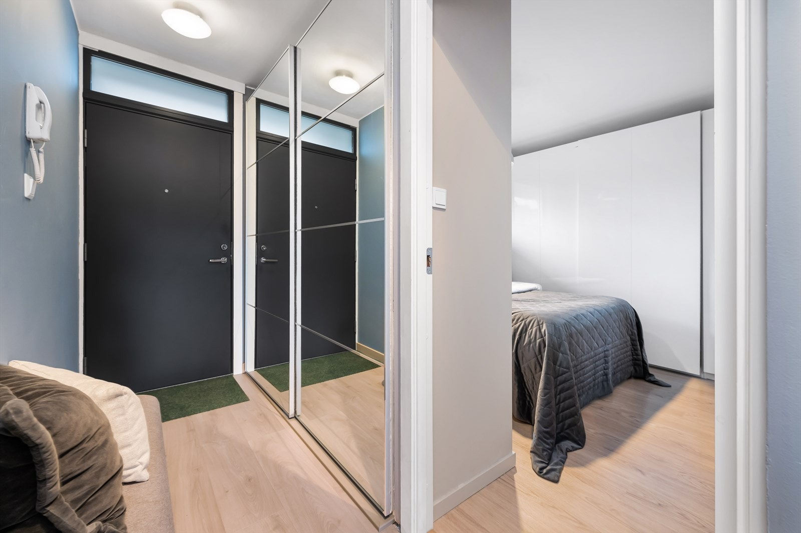 Skyvedørsgarderoben gir gode oppbevaringsmuligheter, og dørtelefon med åpner sikrer trygg tilgang til boligen. Galleribilde