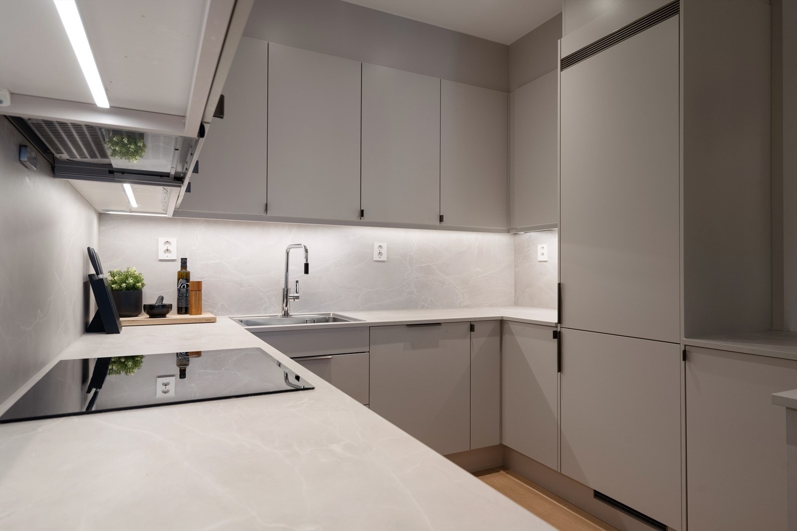 Integrerte hvitevarer som platetopp, komfyr, oppvaskmaskin og kjøleskap. Galleribilde