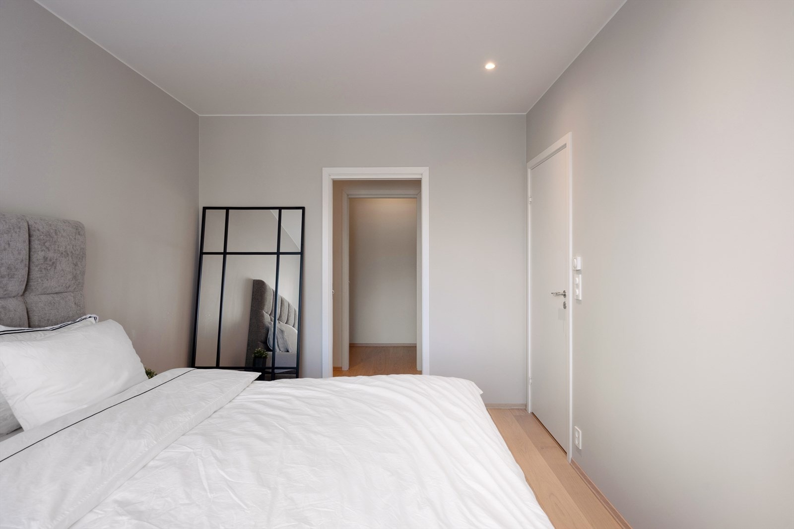 Walk-in garderobe og bod i tilknytning til soverommet. Galleribilde