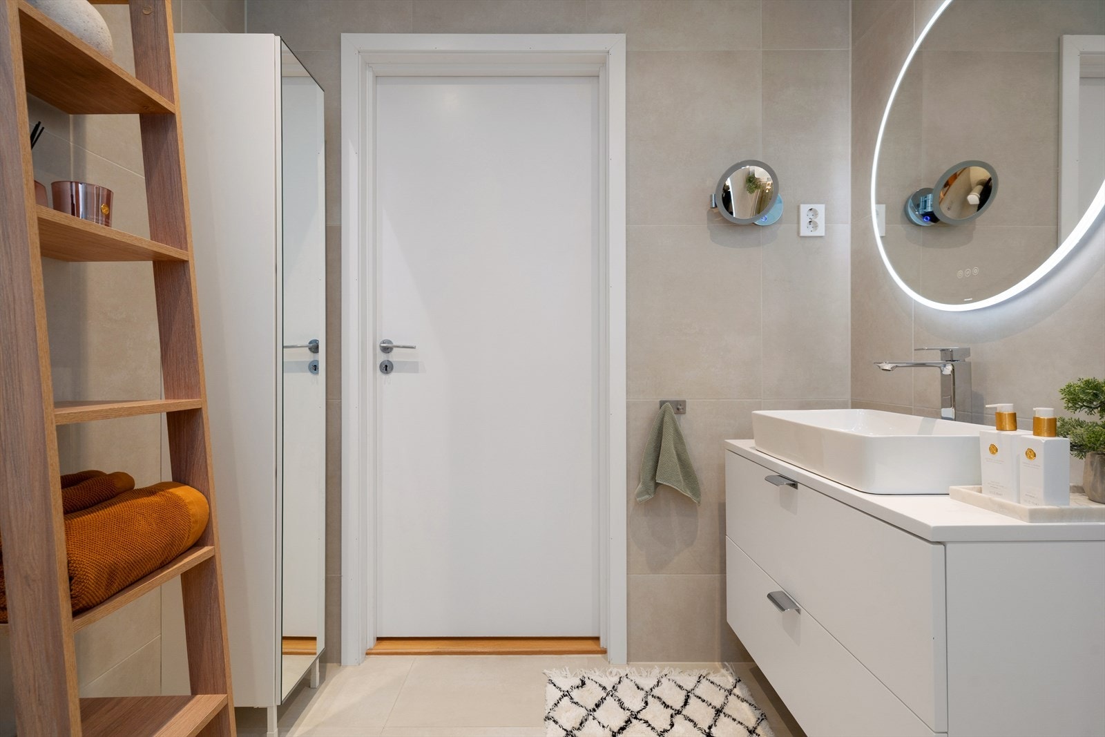 Det er godt med oppbevaringsplass til diverse baderomsartikler i servantskuffer og skap. Galleribilde