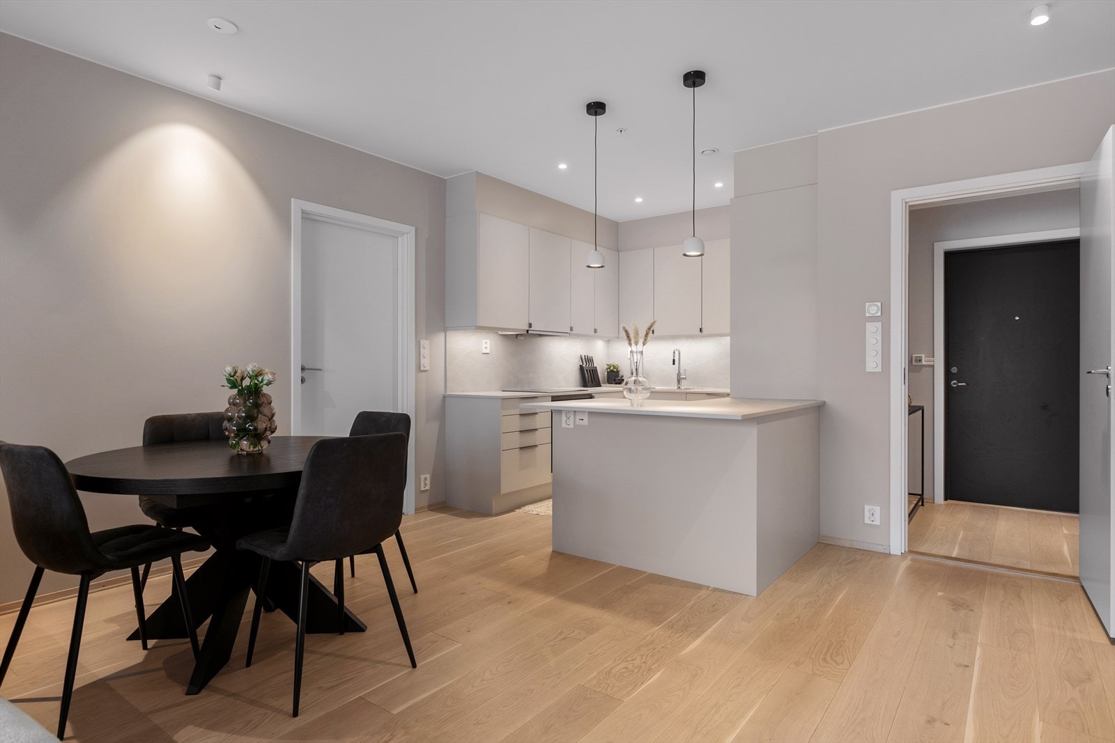 Kjøkkenet er levert av Sigdal og kostet på tilvalg hva gjelder innredning, utforming og oppgraderte hvitevarer. Galleribilde