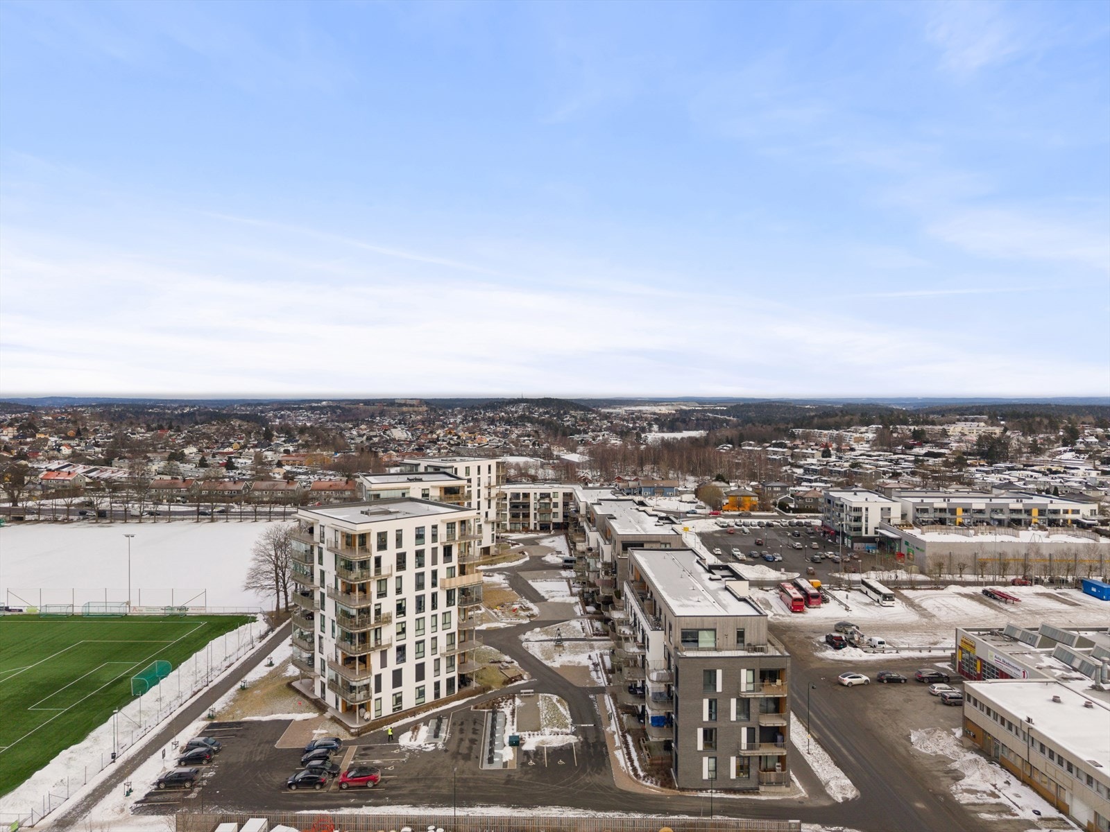 Tribunen ligger sentralt til på Høyda med alle fasiliteter i nabolaget. Galleribilde