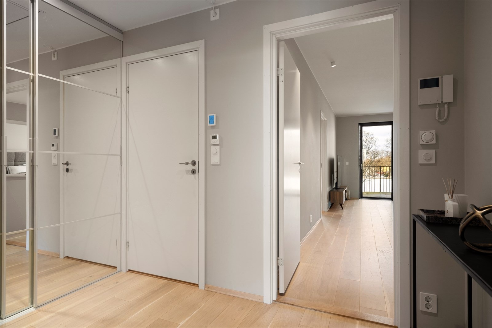 Entré med skyvedørsgarderobe. Galleribilde