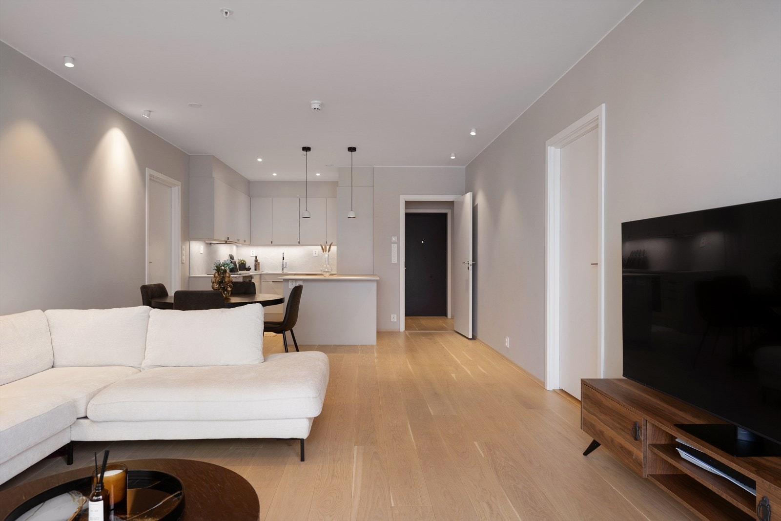 Leiligheten varmes opp med vannbåren gulvvarme og det er downlights med dimming i alle rom. Galleribilde