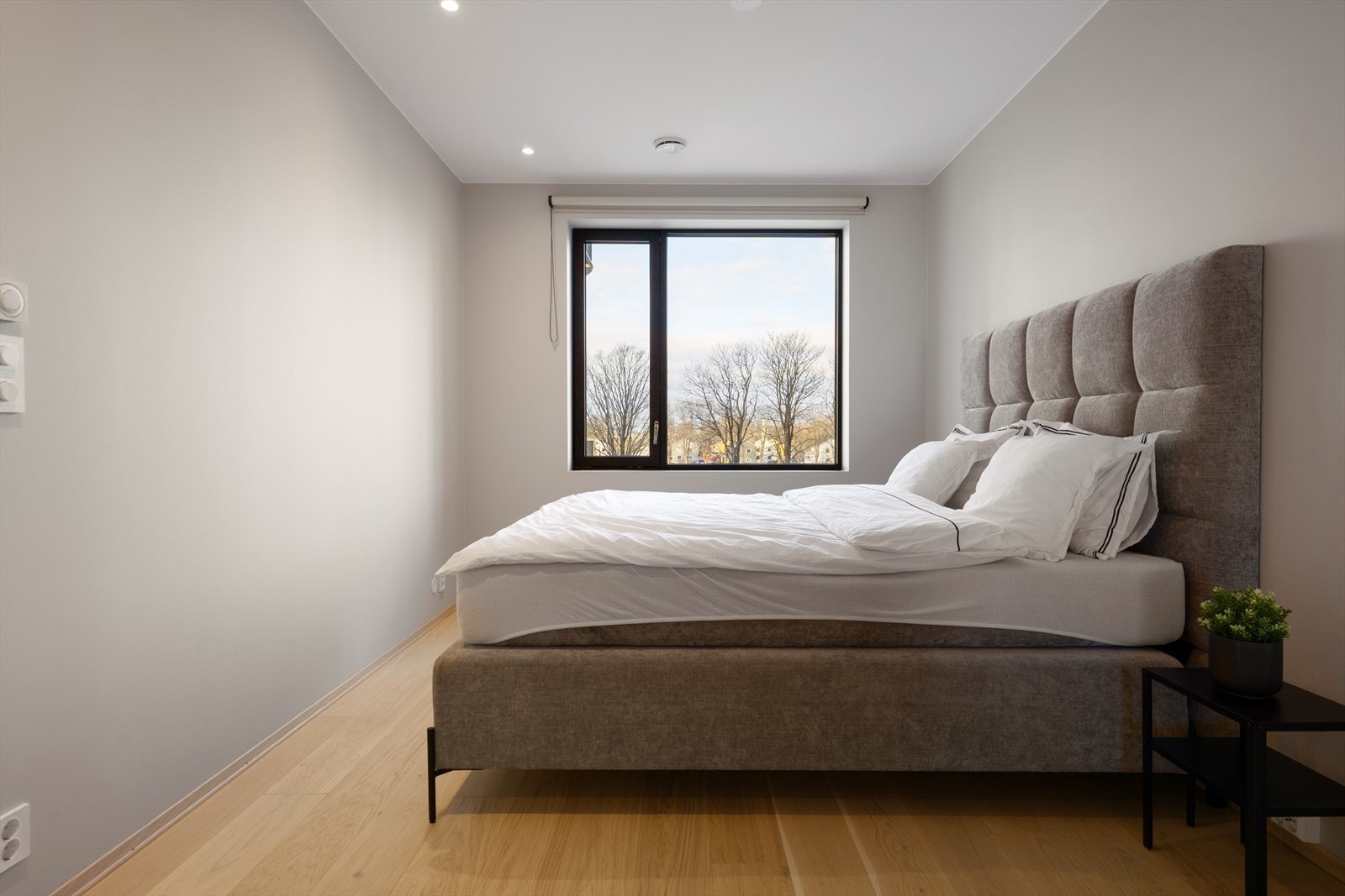 Hovedsoverom med plass til dobbeltseng og nattbord på hver side. Galleribilde