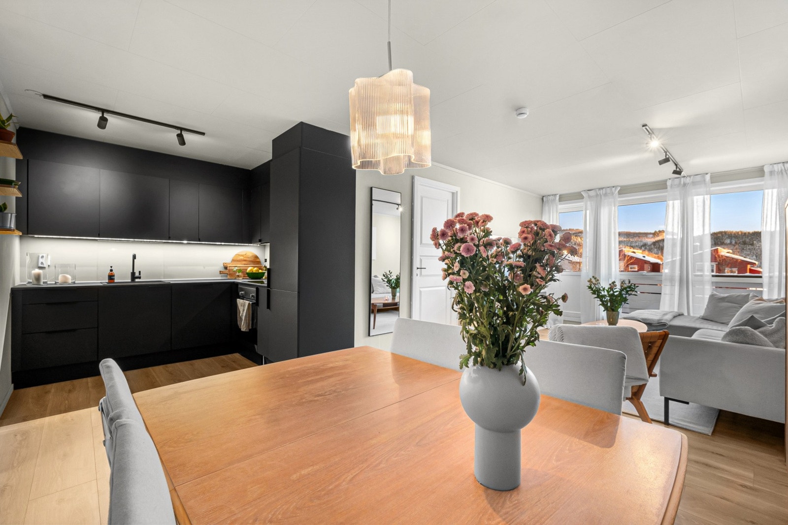 Kjøkken ligger i åpen løsning mot stuedelen. Galleribilde