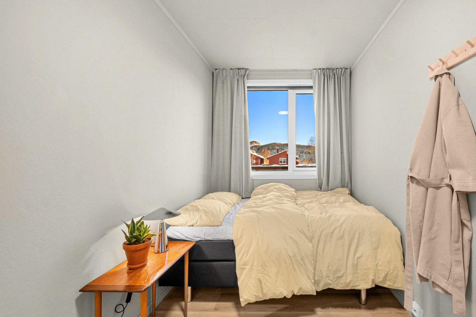 Vegger malt i moderne farger. Galleribilde