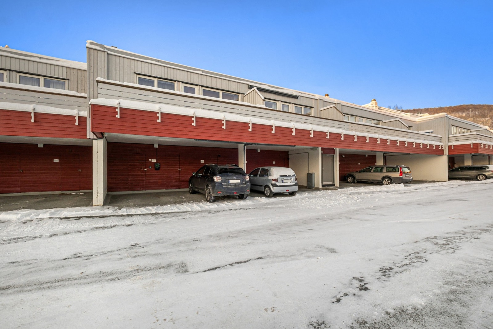 Fast parkeringsplass i carport med tilhørende bod og opplegg for el-billading. Galleribilde