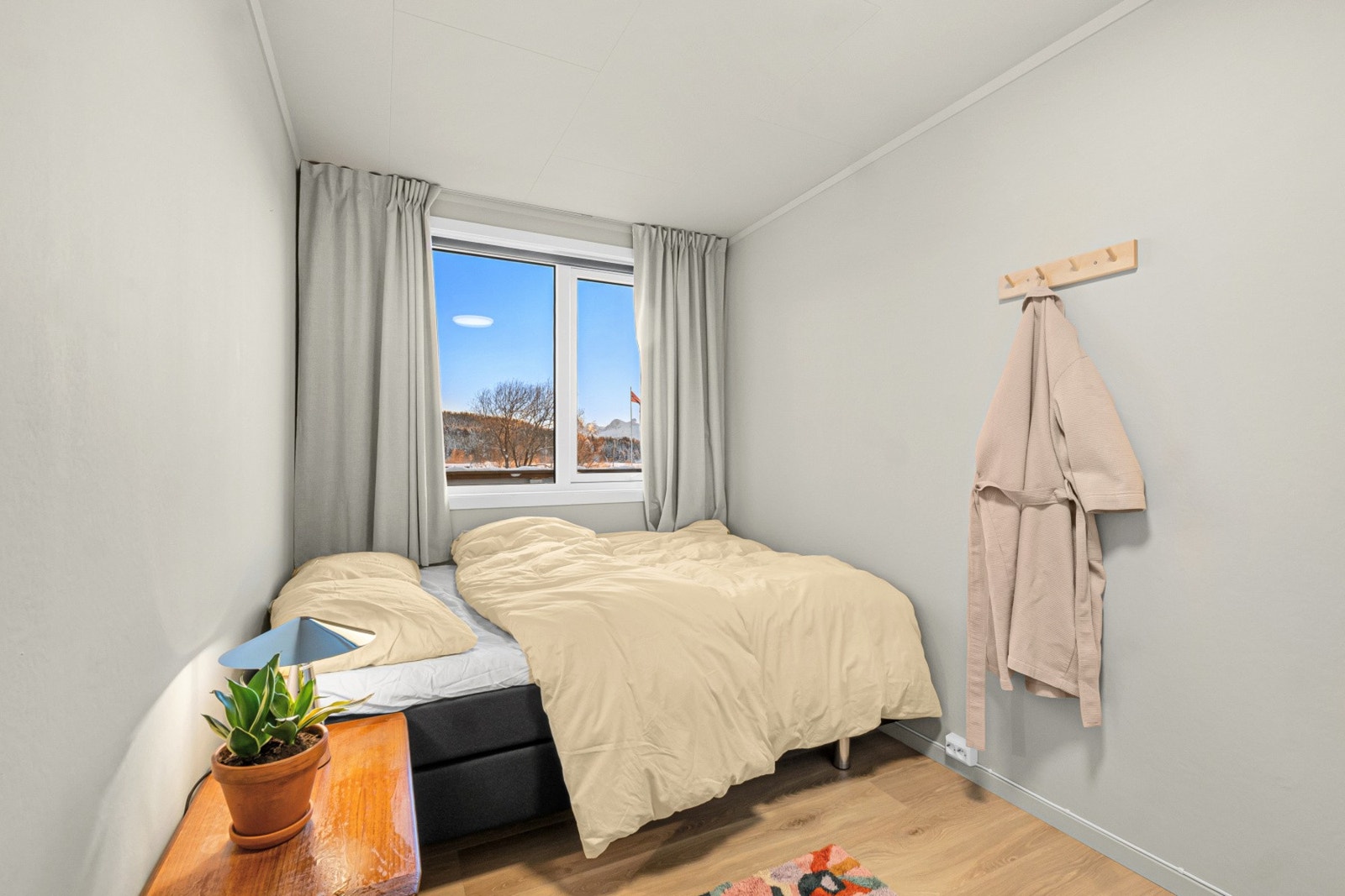 Romslig soverom med plass for seng og garderobeløsning. Galleribilde