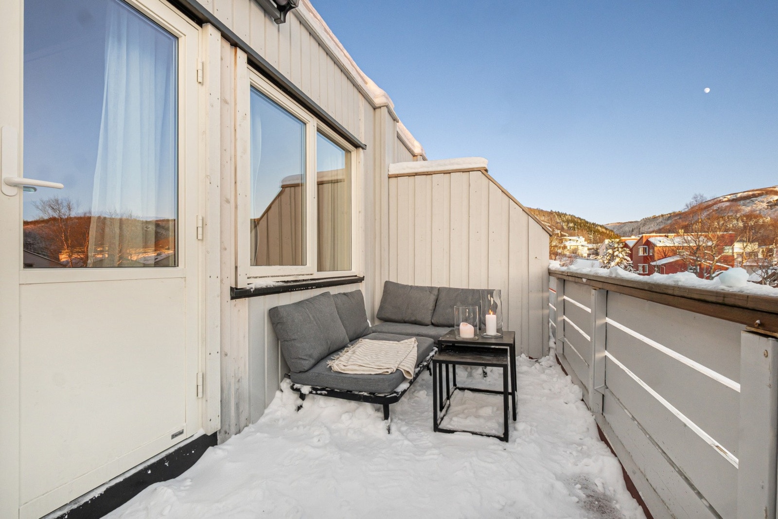 Terrassen har god plass for utemøbler. Galleribilde