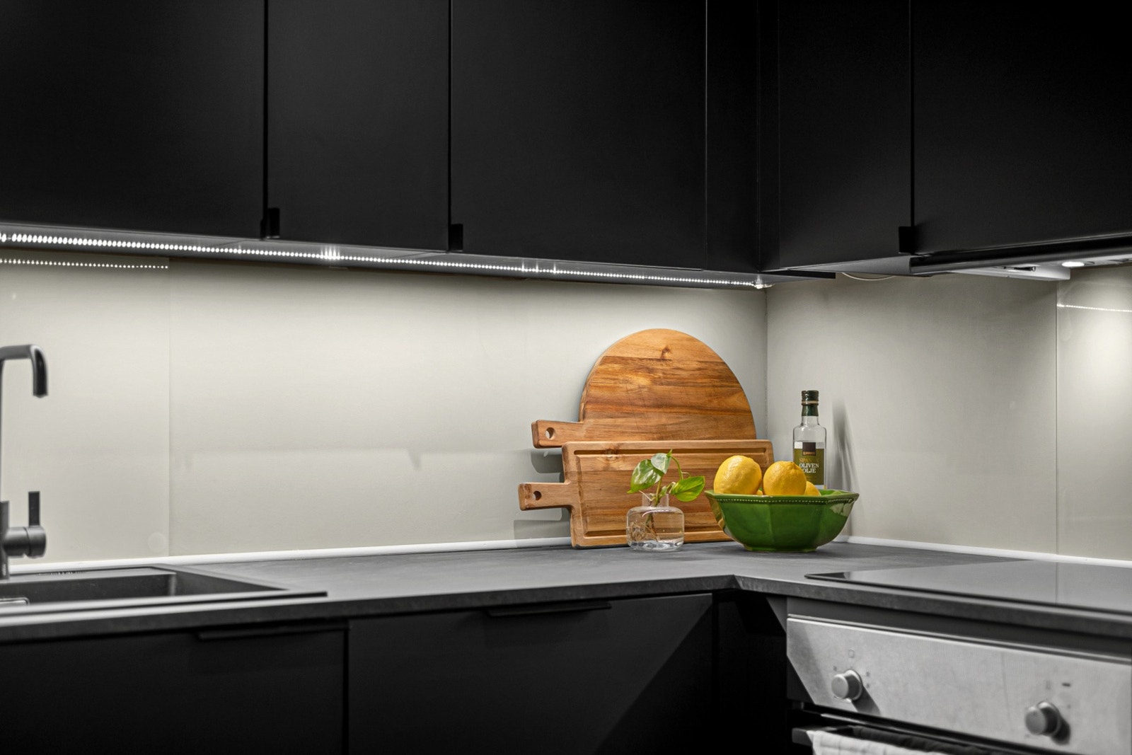 Integrerte hvitevarer som komfyr, oppvaskmaskin og kjøleskap gjør kjøkkenet komplett og praktisk i hverdagen. Galleribilde