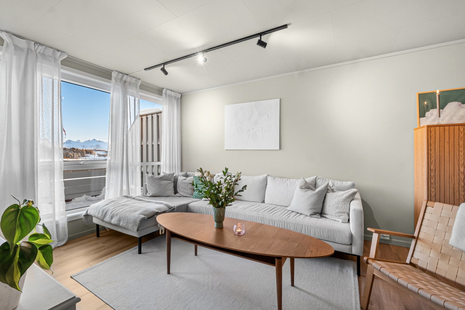 Fra stuedelen er det utgang til en herlig terrasse på 10 kvm. Galleribilde