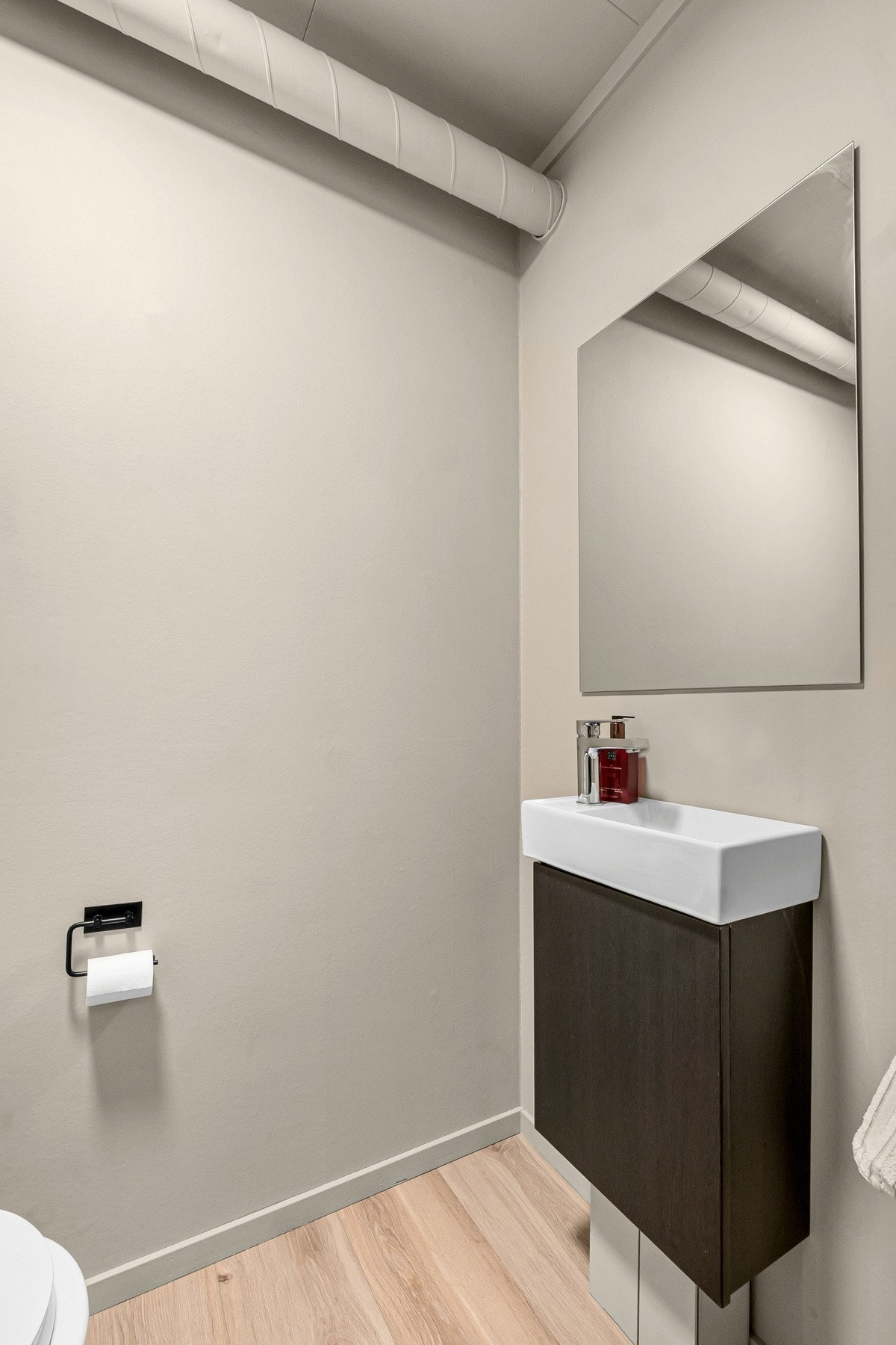 Rommet har toalett og ny servant. Galleribilde