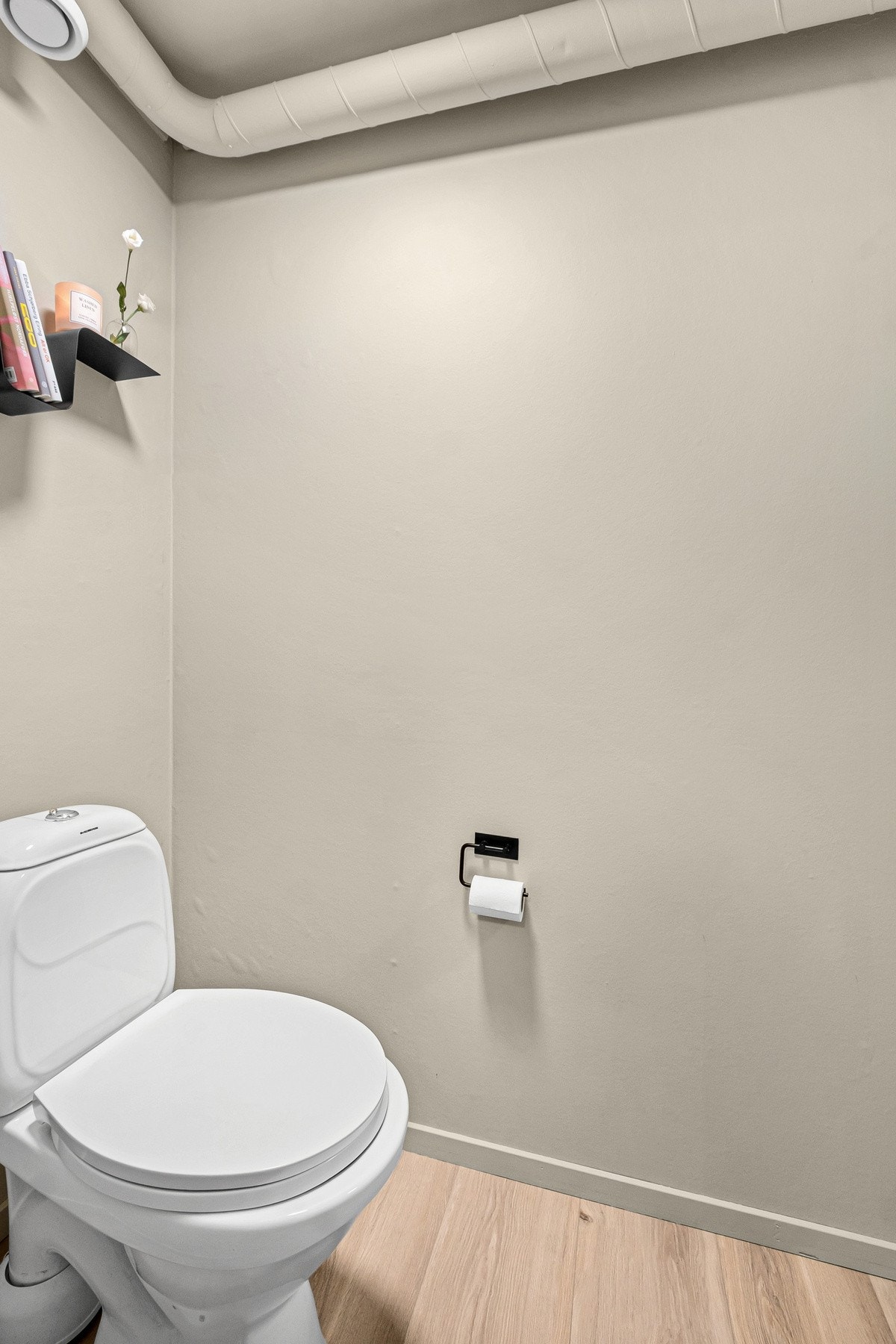 Praktisk toalettrom med belegg og malte plater. Galleribilde