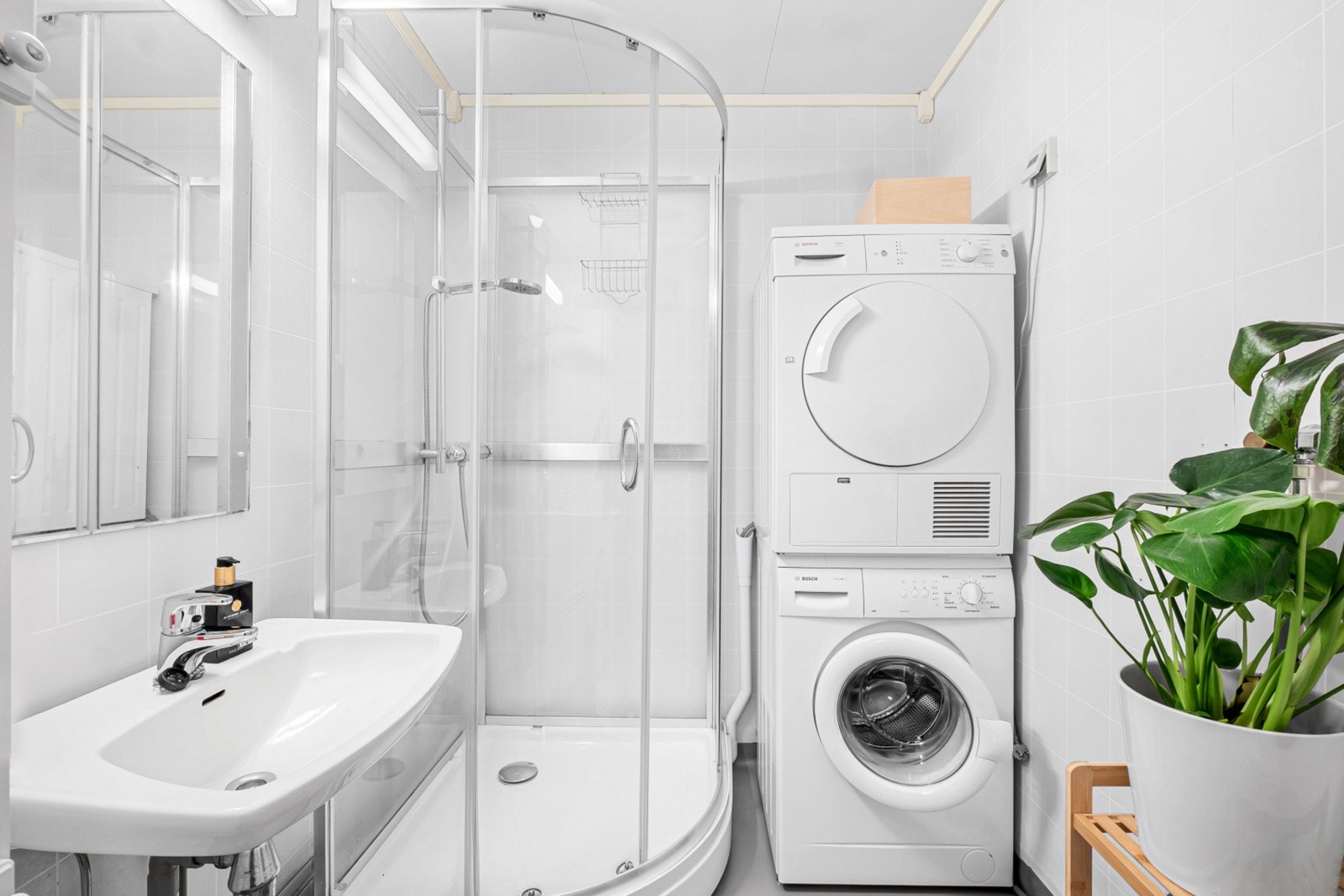 Veggene er kledd med våtromstapet, og taket er malt. Gulv med vinylbelegg, Galleribilde