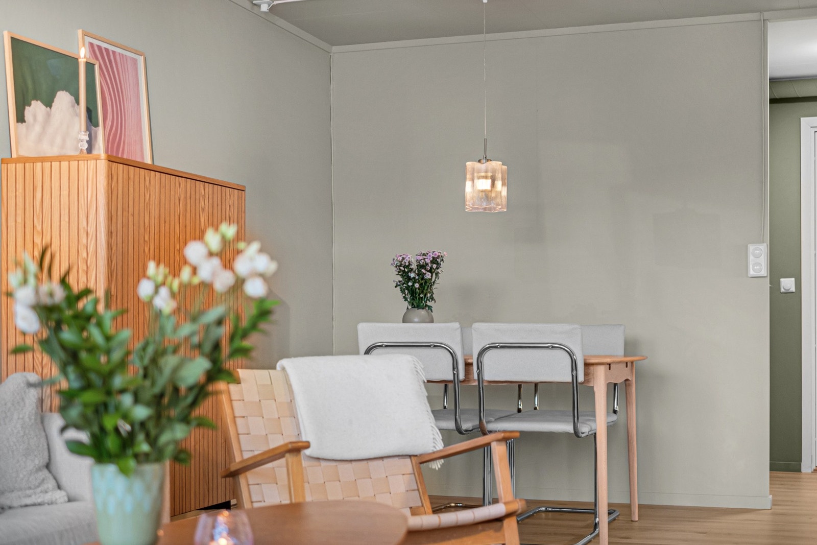 De store vindusflatene gir godt med lys og en bedre romfølelse. Galleribilde