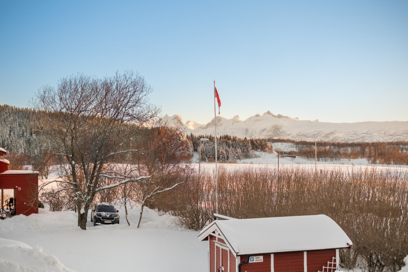 Her kan du nyte utsikt over Maskinisten og Børvasstindene. Galleribilde
