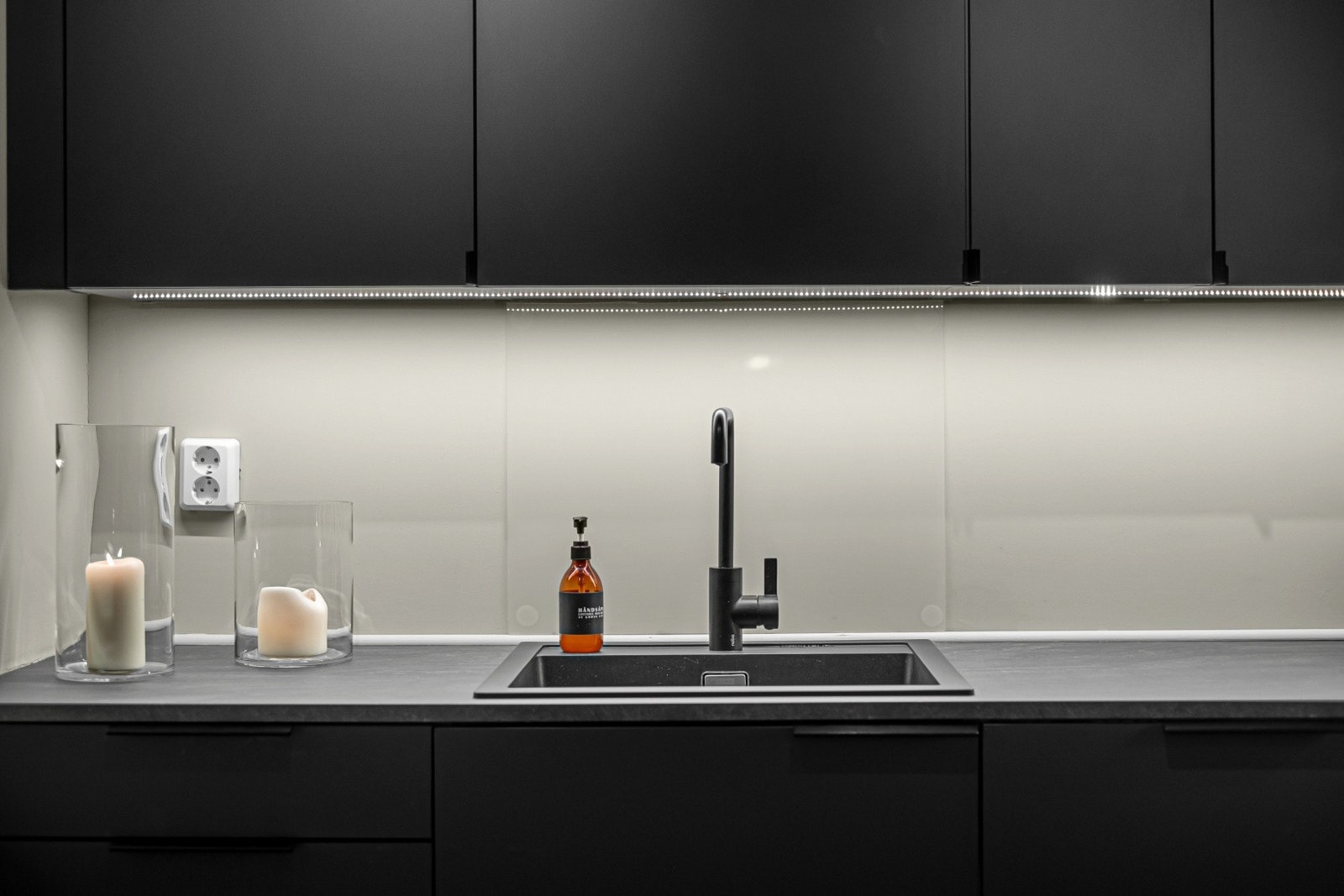 Kjøkkenet ble renovert i 2022 og fremstår som moderne og innbydende. Galleribilde