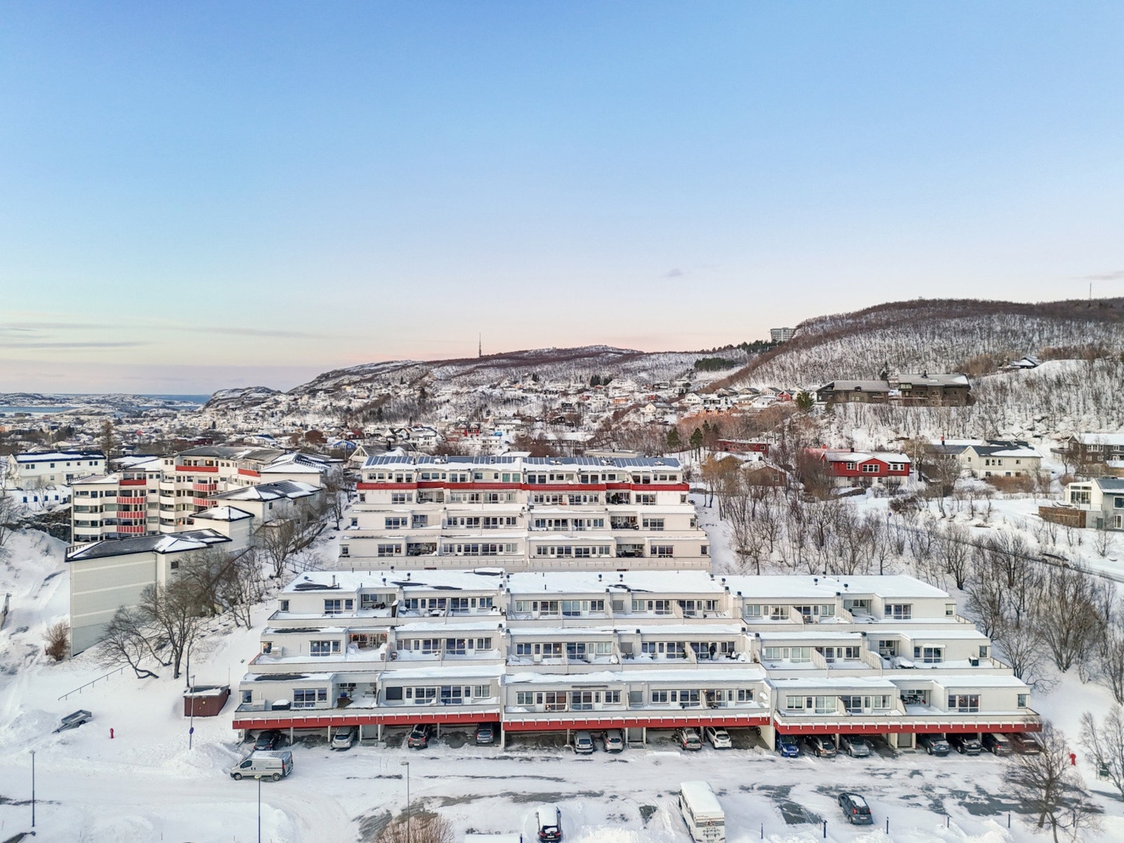 Leiligheten ligger i et rolig og attraktivt område rundt 3 km fra Bodø sentrum. Her er du nabo med marka, samtidig som servicetilbudene kun er en kort gåtur unna. Galleribilde