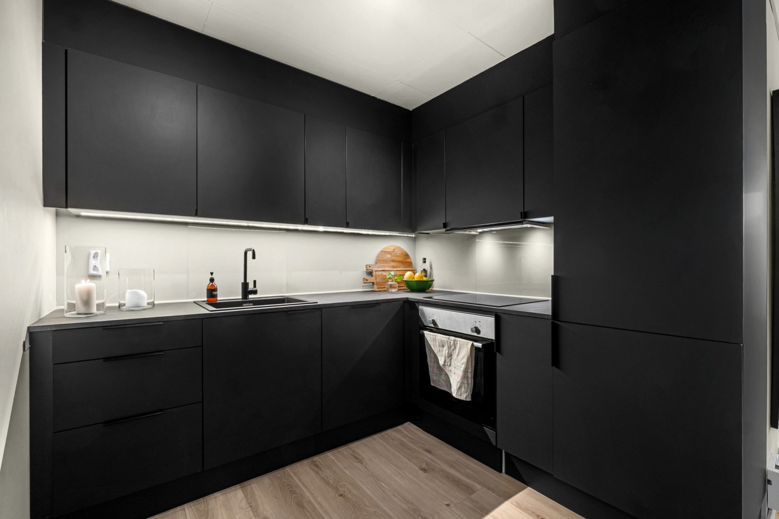 Benkeplaten har nedfelt servant med waterguard under for ekstra trygghet. Galleribilde